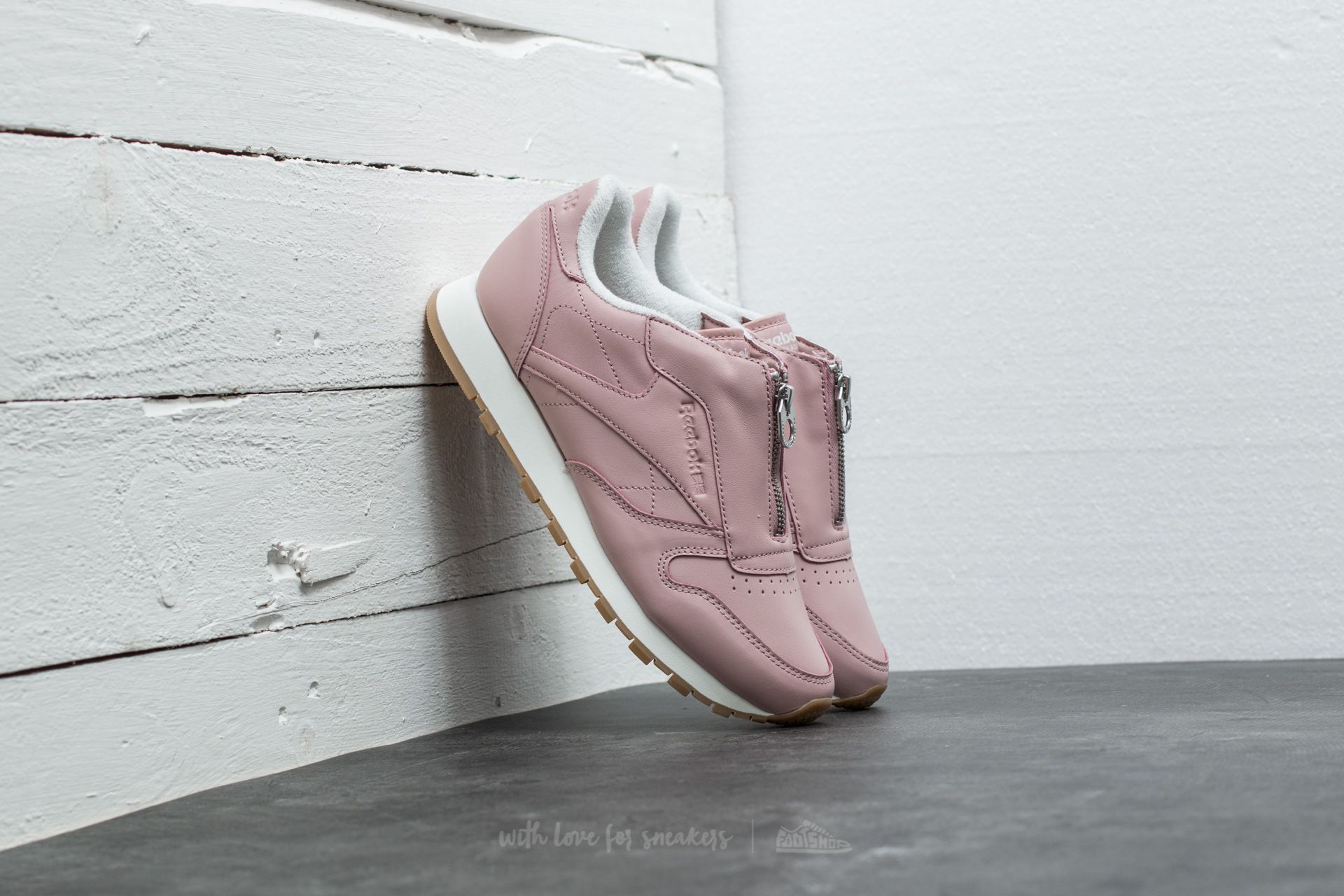 Pink reebok classic online