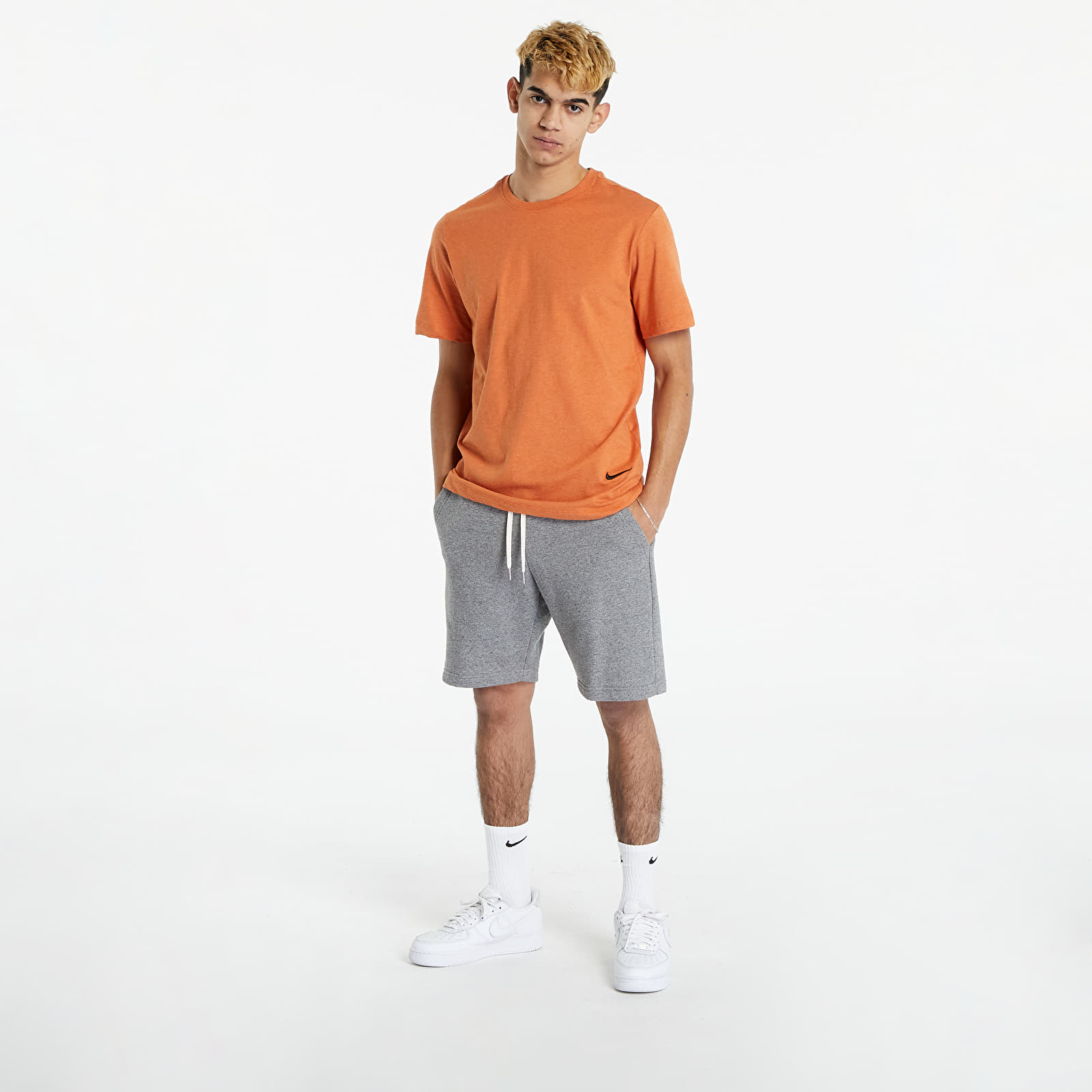 T-skjorter Nike Sportswear M NSW Tee Sustainability Sport Spice/ Heather/ Black