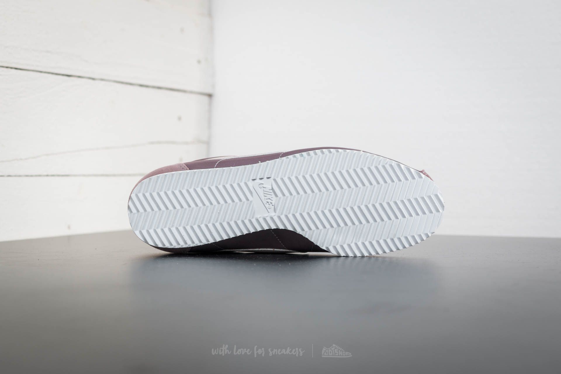 Naiste jalatsid Nike Wmns Classic Cortez Nylon Taupe Grey/ Silt Red-White