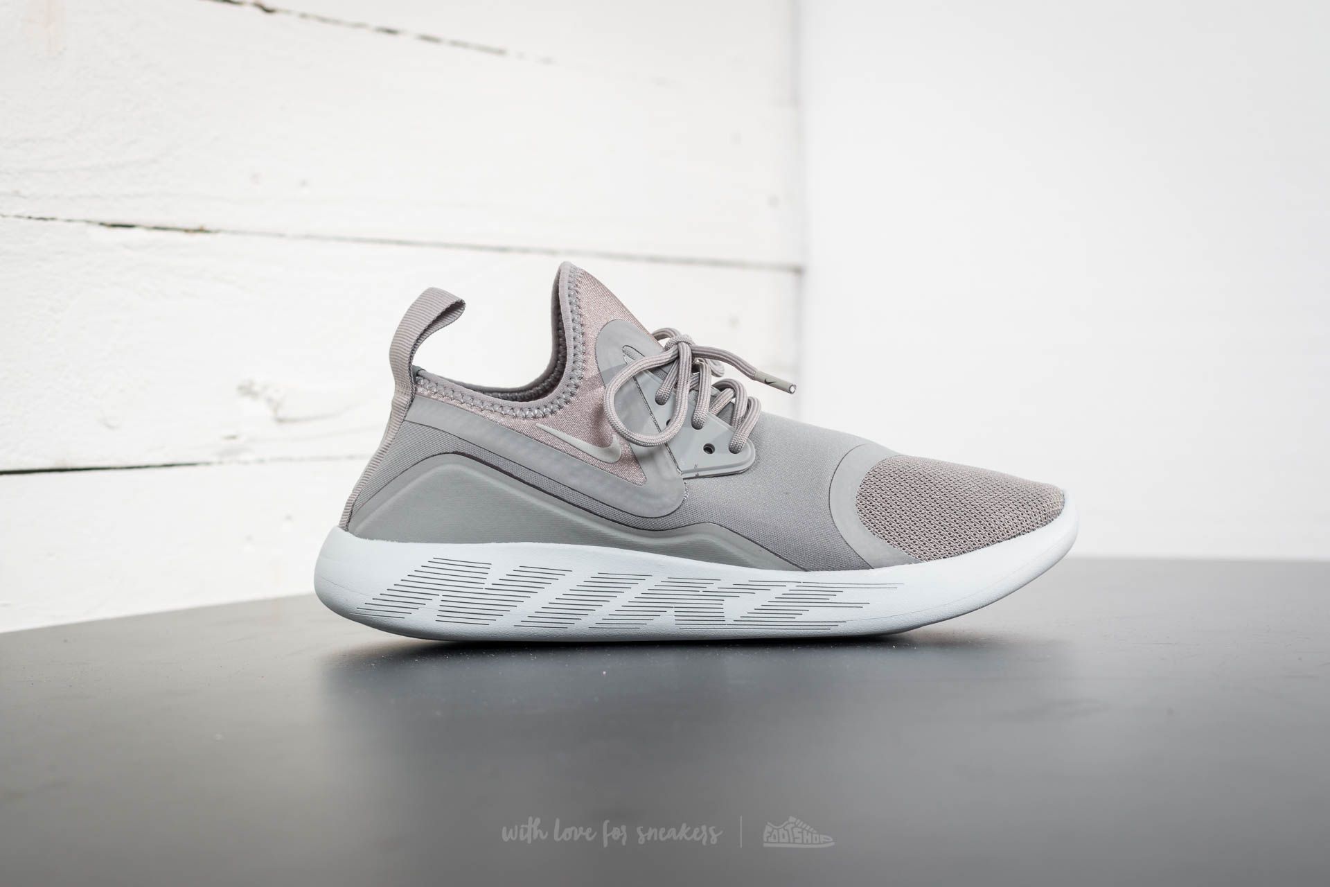 Men s shoes Nike Lunarcharge Essential Dust Cobblestone Pure Platinum Footshop