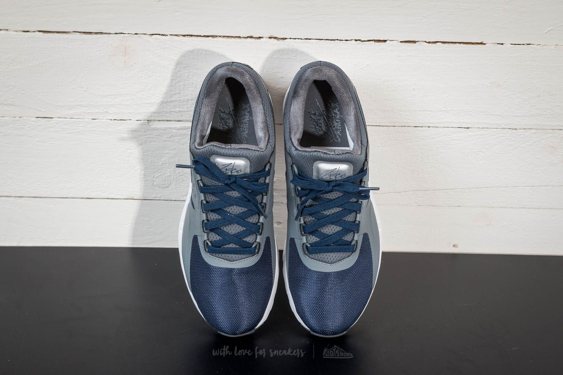 Nike air max zero navy blue top