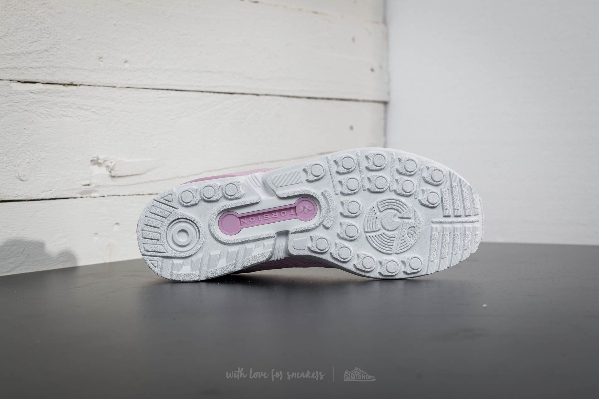 Flux pink and white outlet