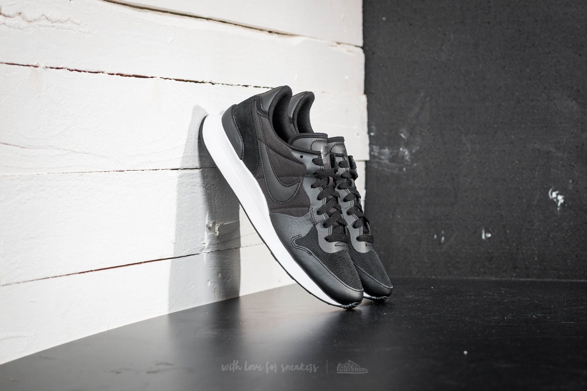 Chaussures et baskets homme Nike Internationalist LT17 Black/ Black-White