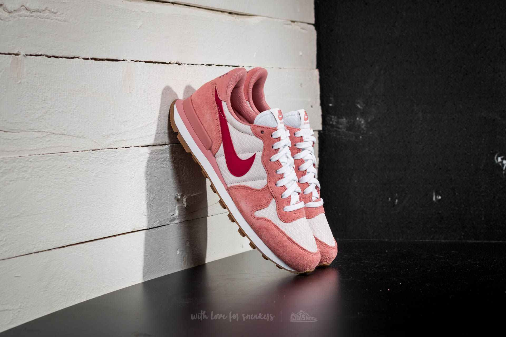 Nike internationalist 2025 women red