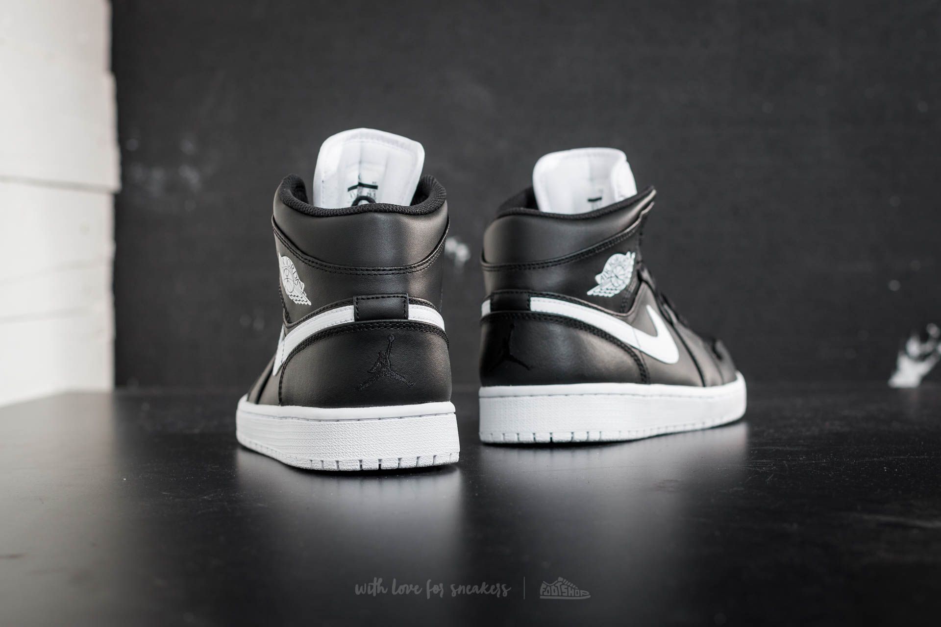 Jordan 1 shop mid black white