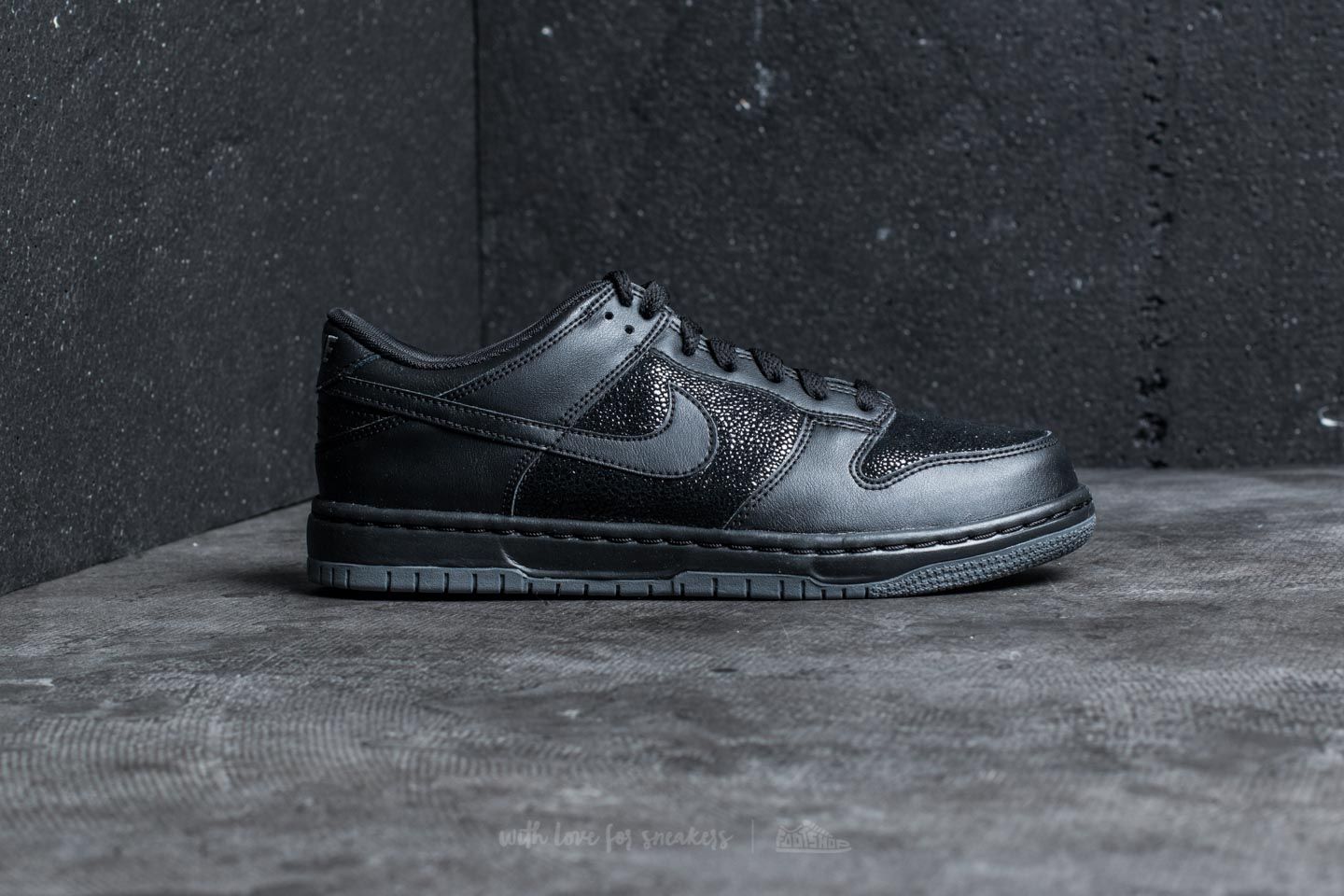 Women's shoes Nike Dunk Low SE (GS) Black/ Black-Dark Grey