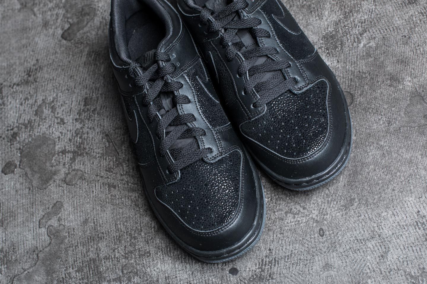 Women's shoes Nike Dunk Low SE (GS) Black/ Black-Dark Grey