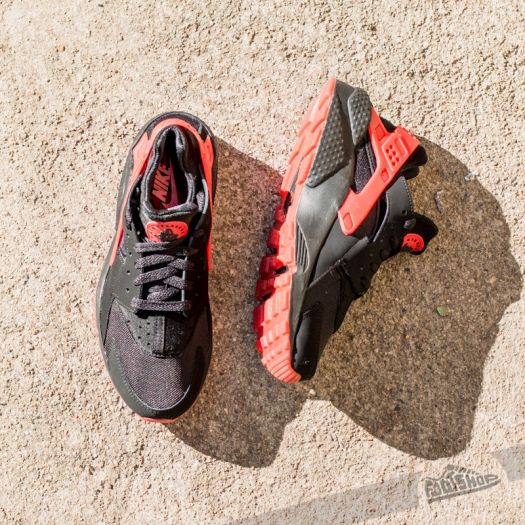 Nike huarache black outlet and red on feet