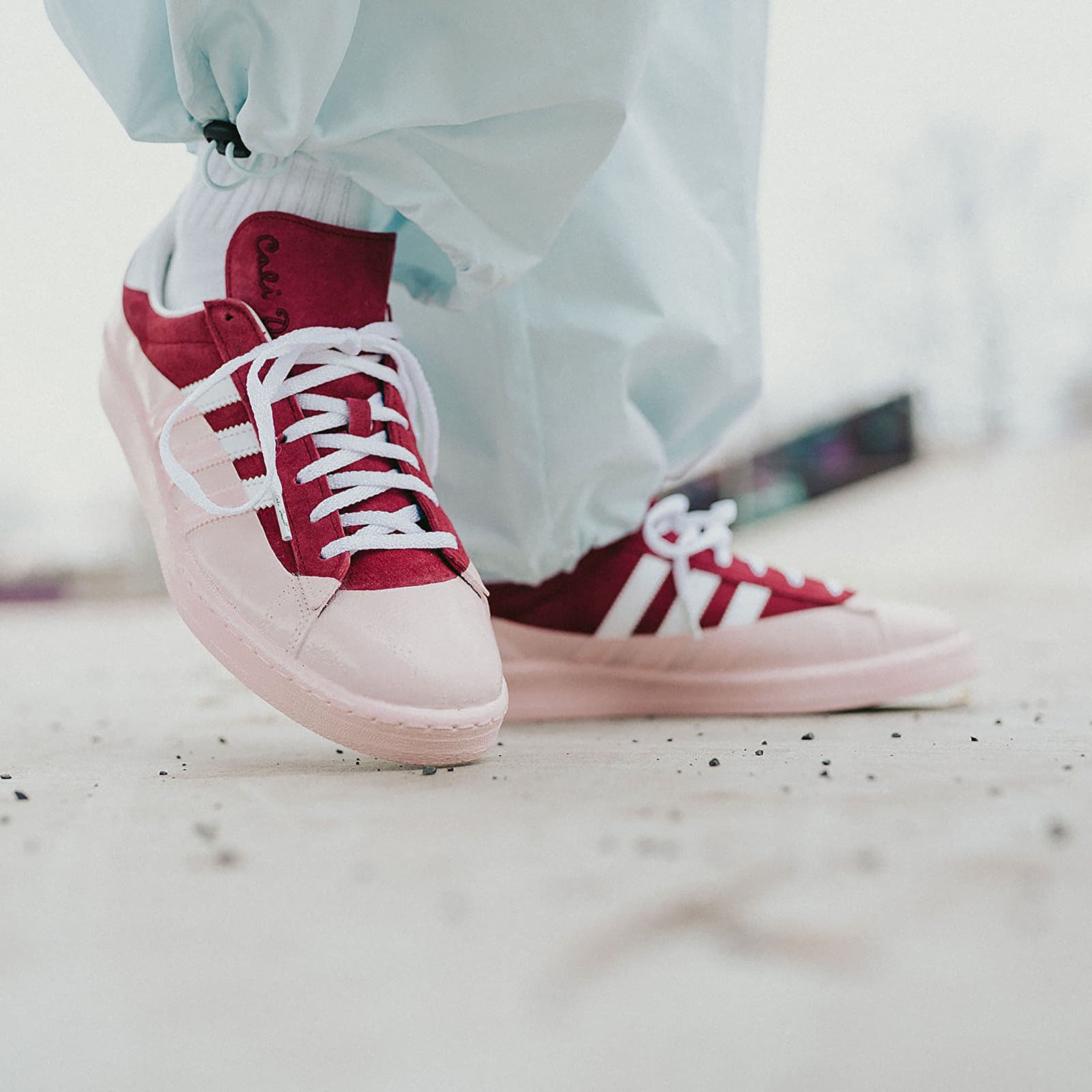 Herenschoenen adidas x Cali Dewitt Campus 80s Core Burgundy/ Ftw White/ Off White