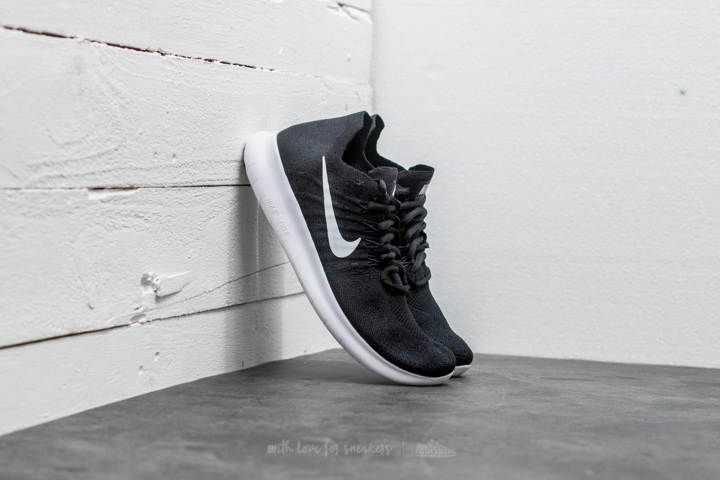 Nike free rn deals 2017 black on feet