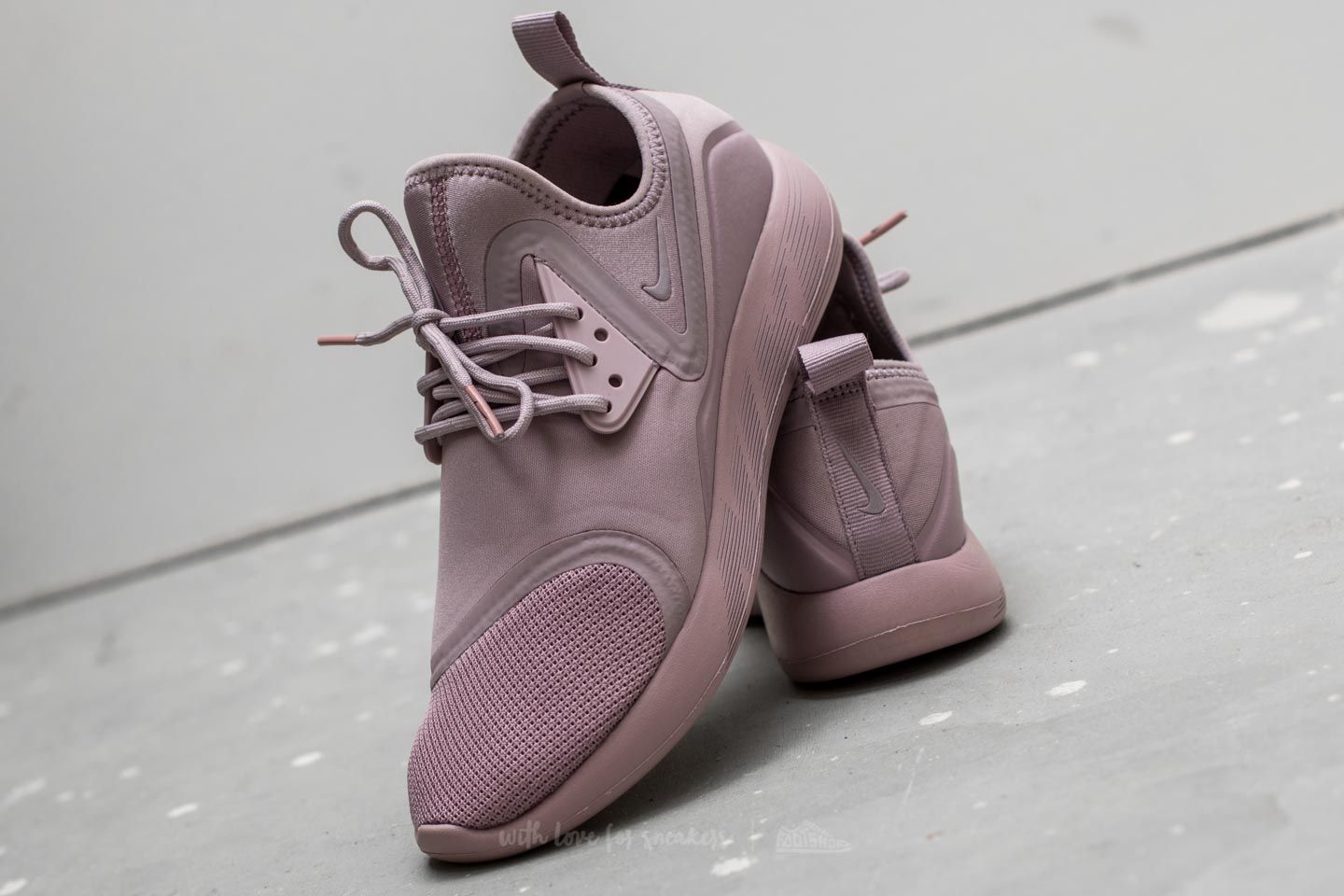 Women s shoes Nike W Lunarcharge Essential Plum Fog Plum Fog