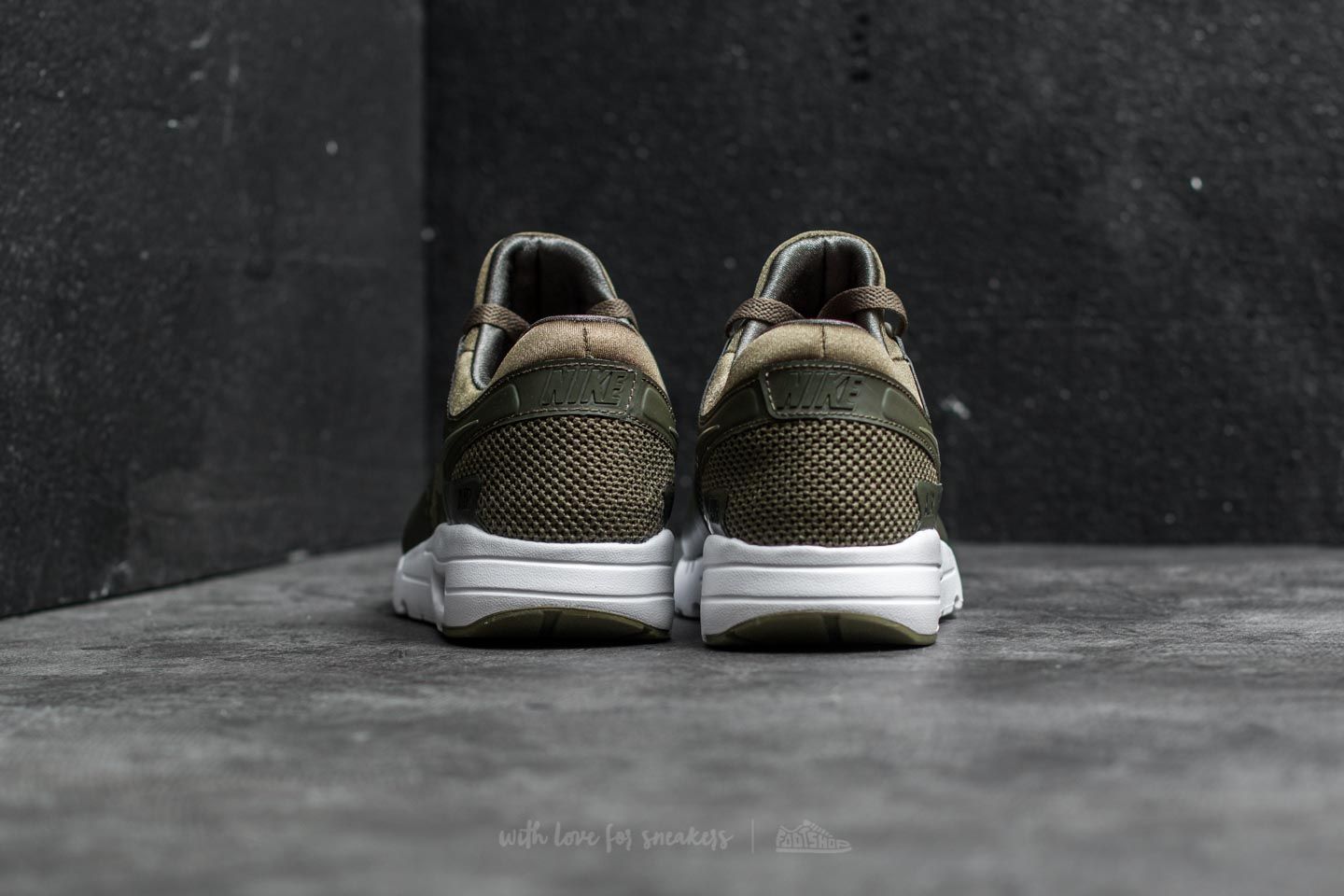 nike air max zero essential olive