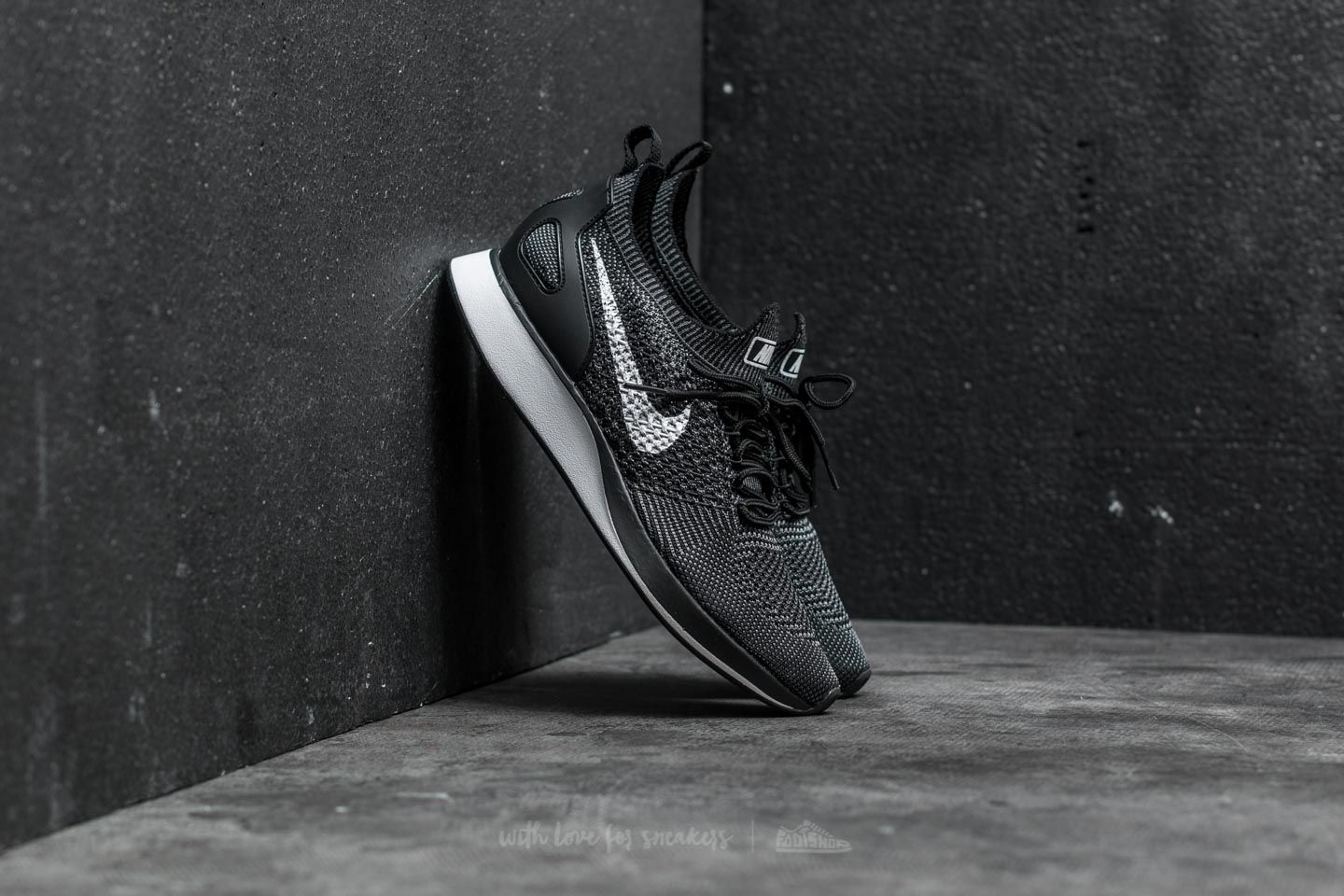 Nike flyknit mariah black and white deals