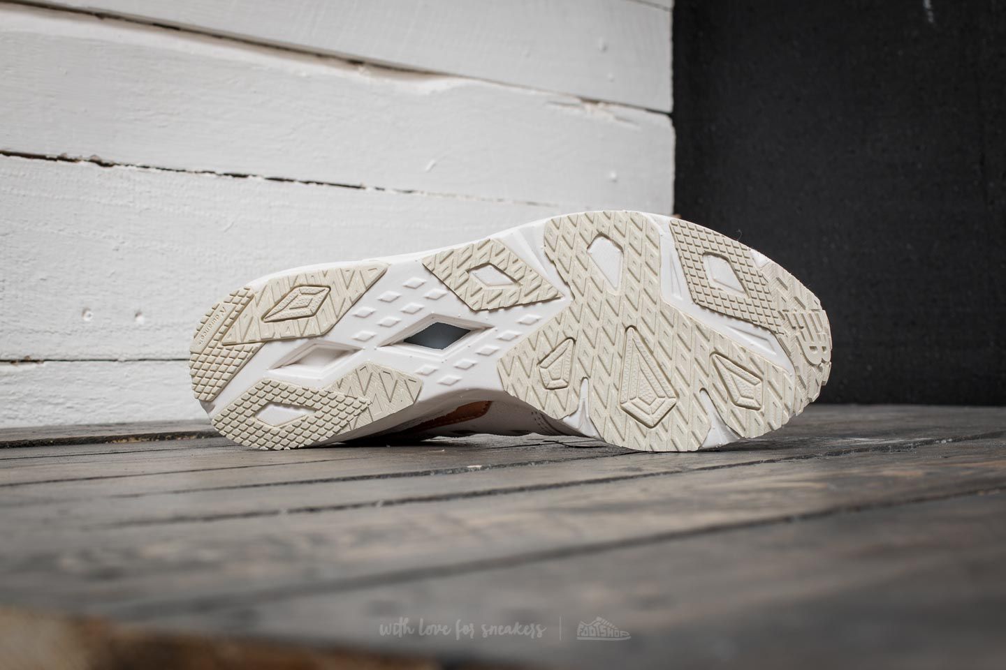 Women's shoes New Balance WRT96 Beige