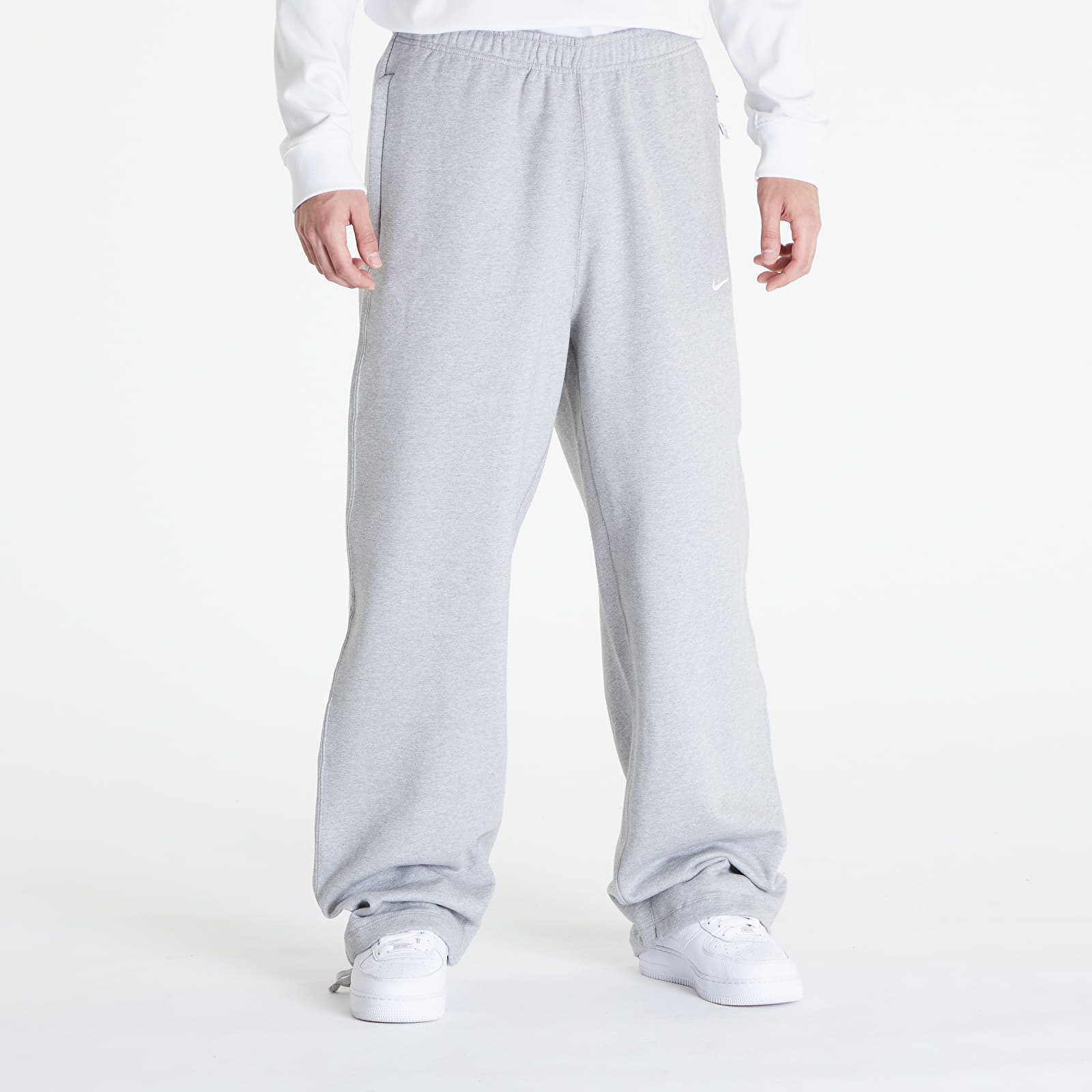 Анцузи Nike Solo Swoosh Men’s Open-Hem Brushed-Back Fleece Pants Dk Grey Heather/ White