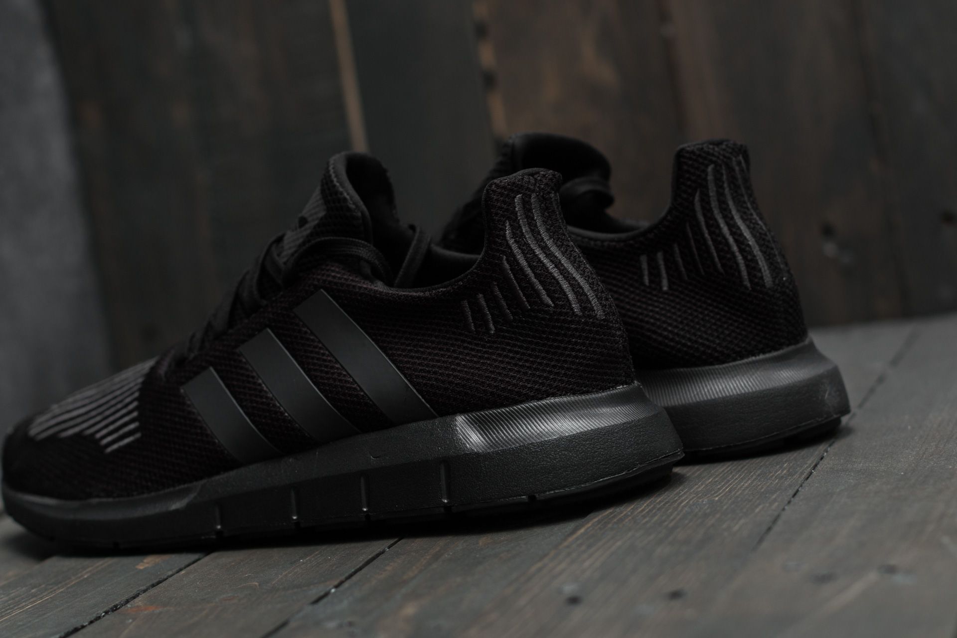 Adidas swift run negras hombre deals