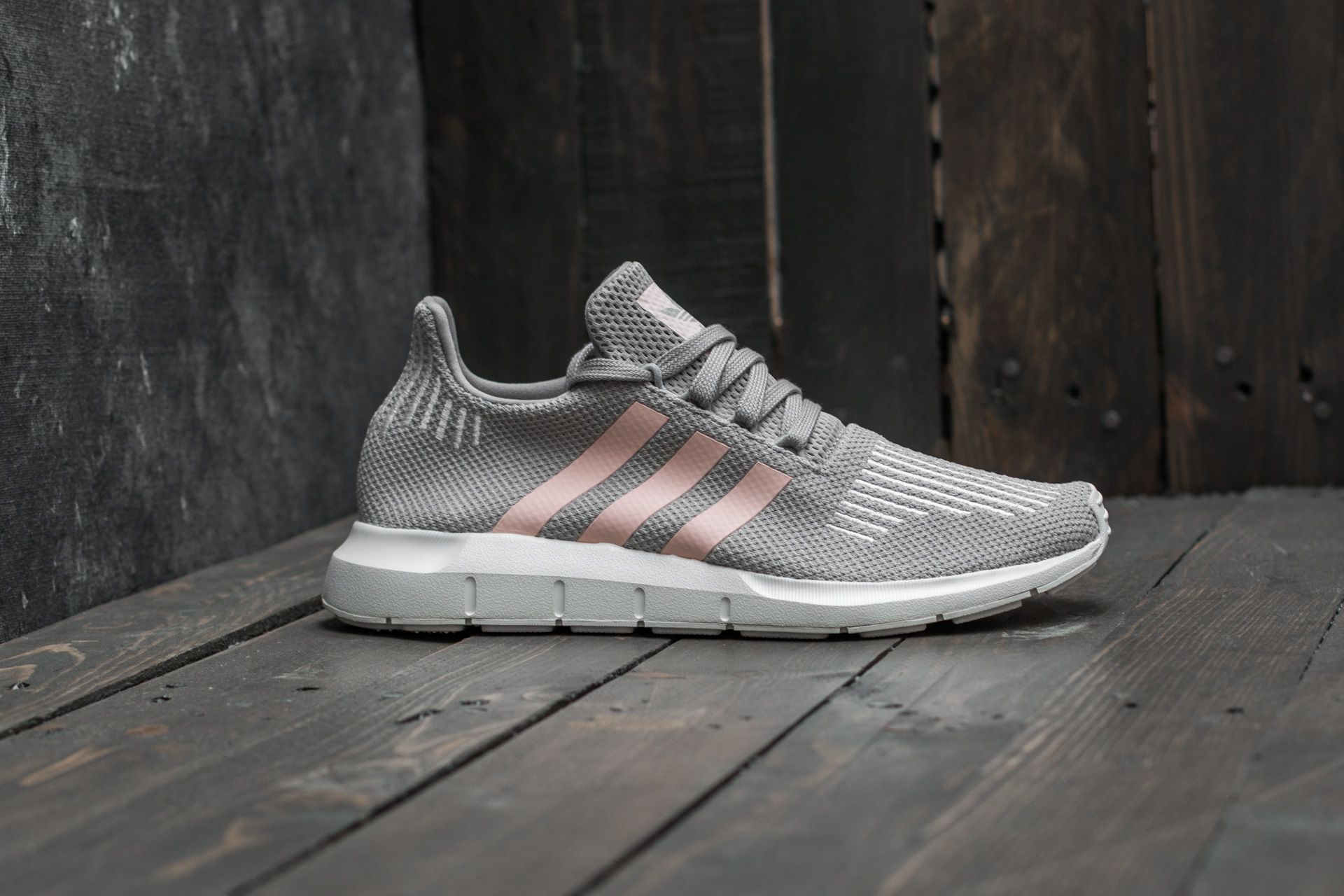 Adidas swift run grey hot sale pink