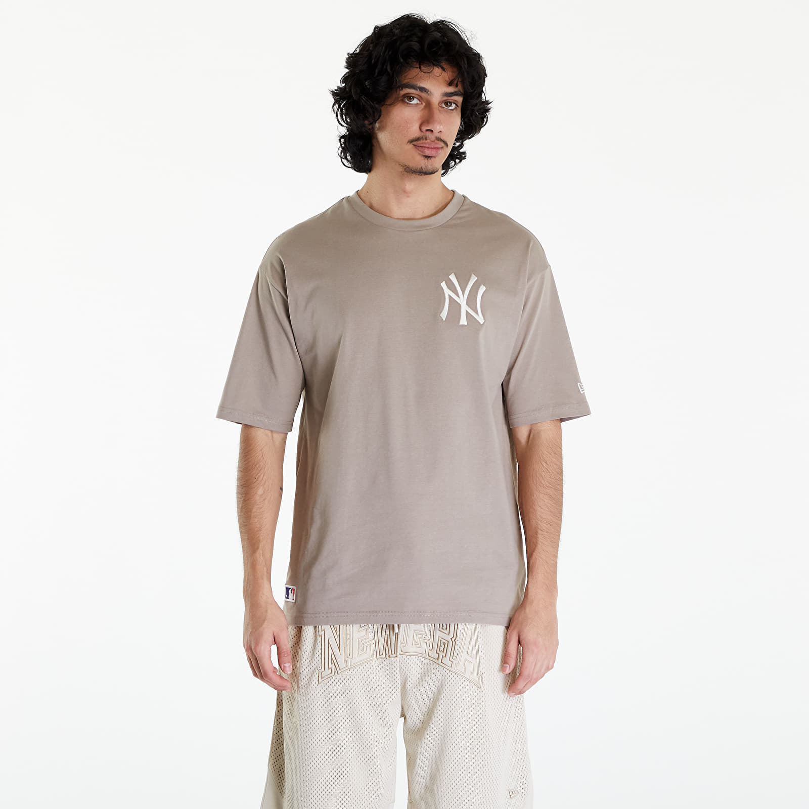 Koszulki New Era MLB League Essentials LC OS Tee New York Yankees UNISEX Ash Brown/ Off White