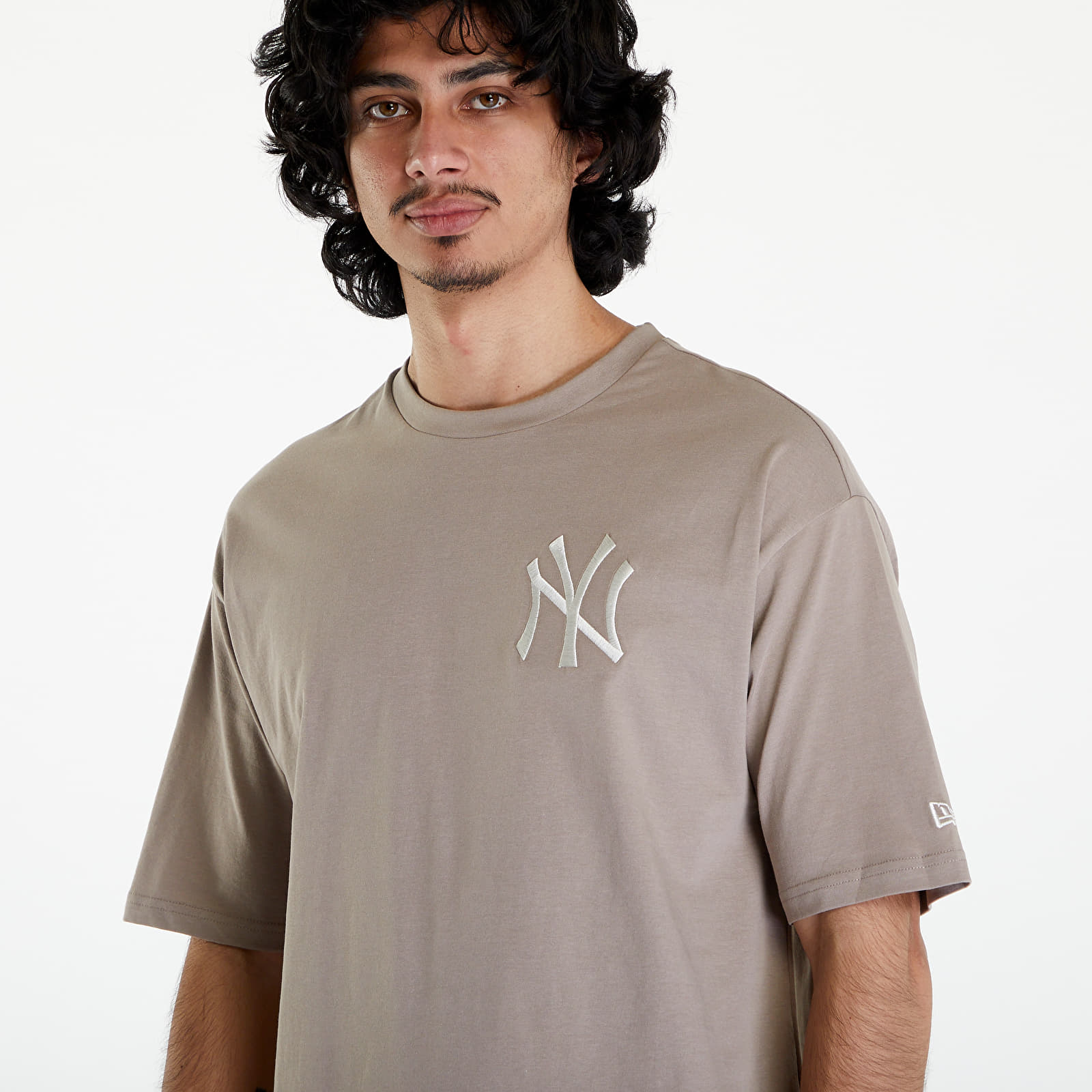 Koszulki New Era MLB League Essentials LC OS Tee New York Yankees UNISEX Ash Brown/ Off White
