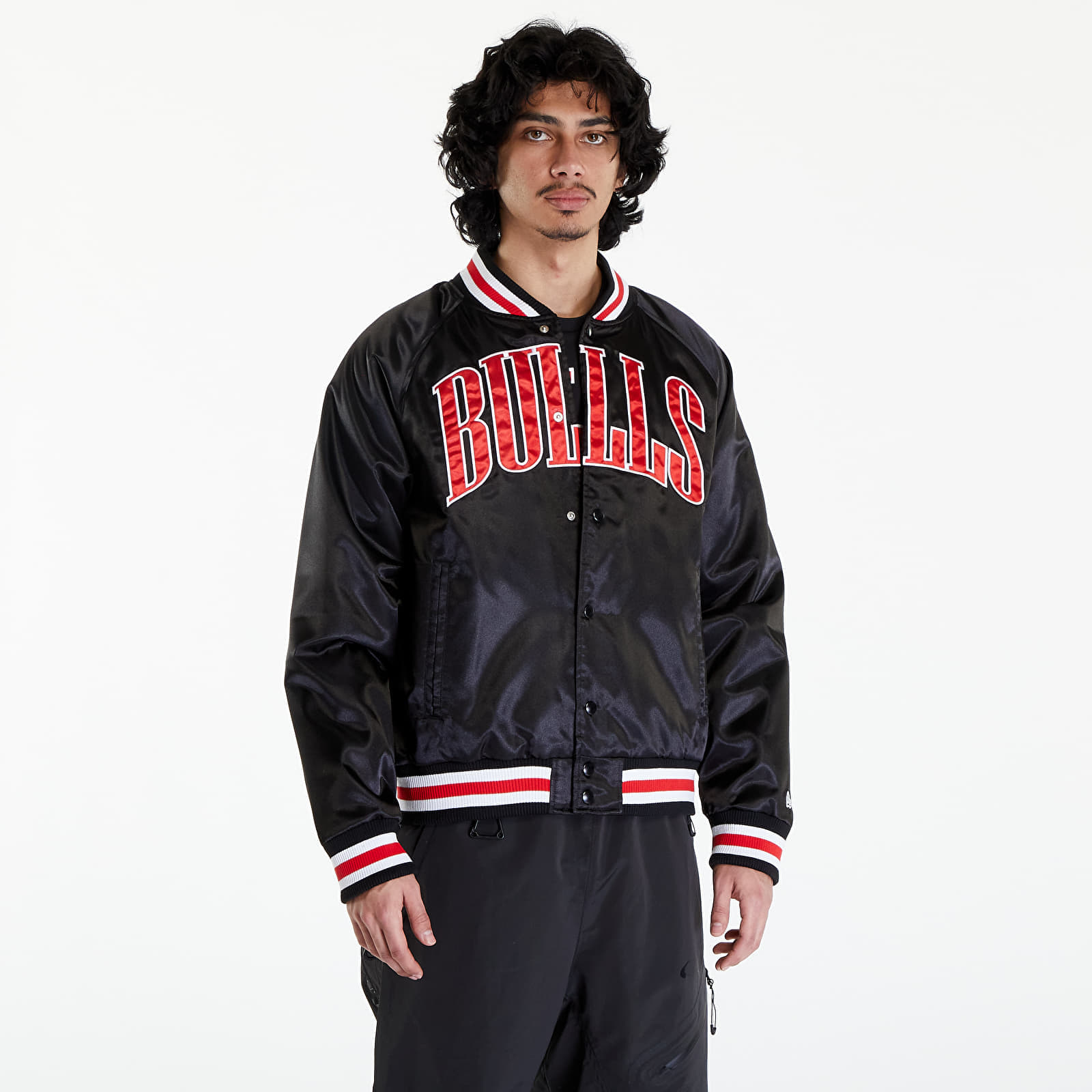 Levně New Era Chicago Bulls NBA Applique Satin Bomber Jacket UNISEX Black/ Front Door Red