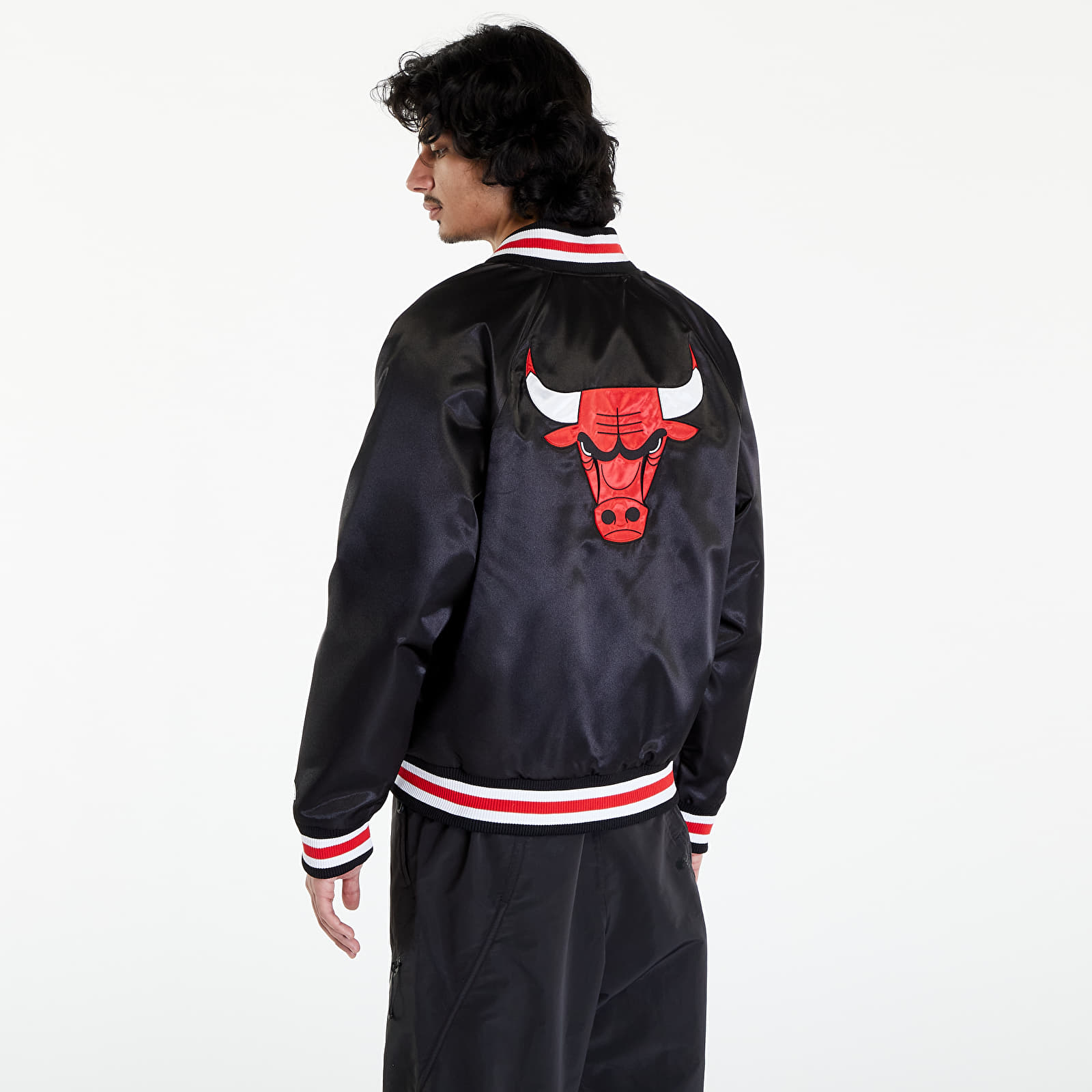 Geci bomber New Era Chicago Bulls NBA Applique Satin Bomber Jacket UNISEX Black/ Front Door Red