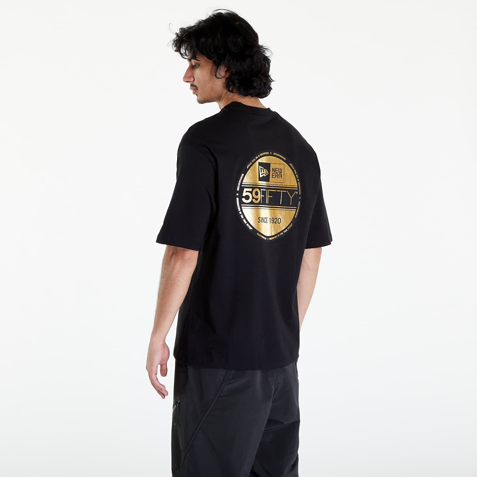 T-paidat New Era Sticker OS Tee UNISEX Black/ Metallic Gold