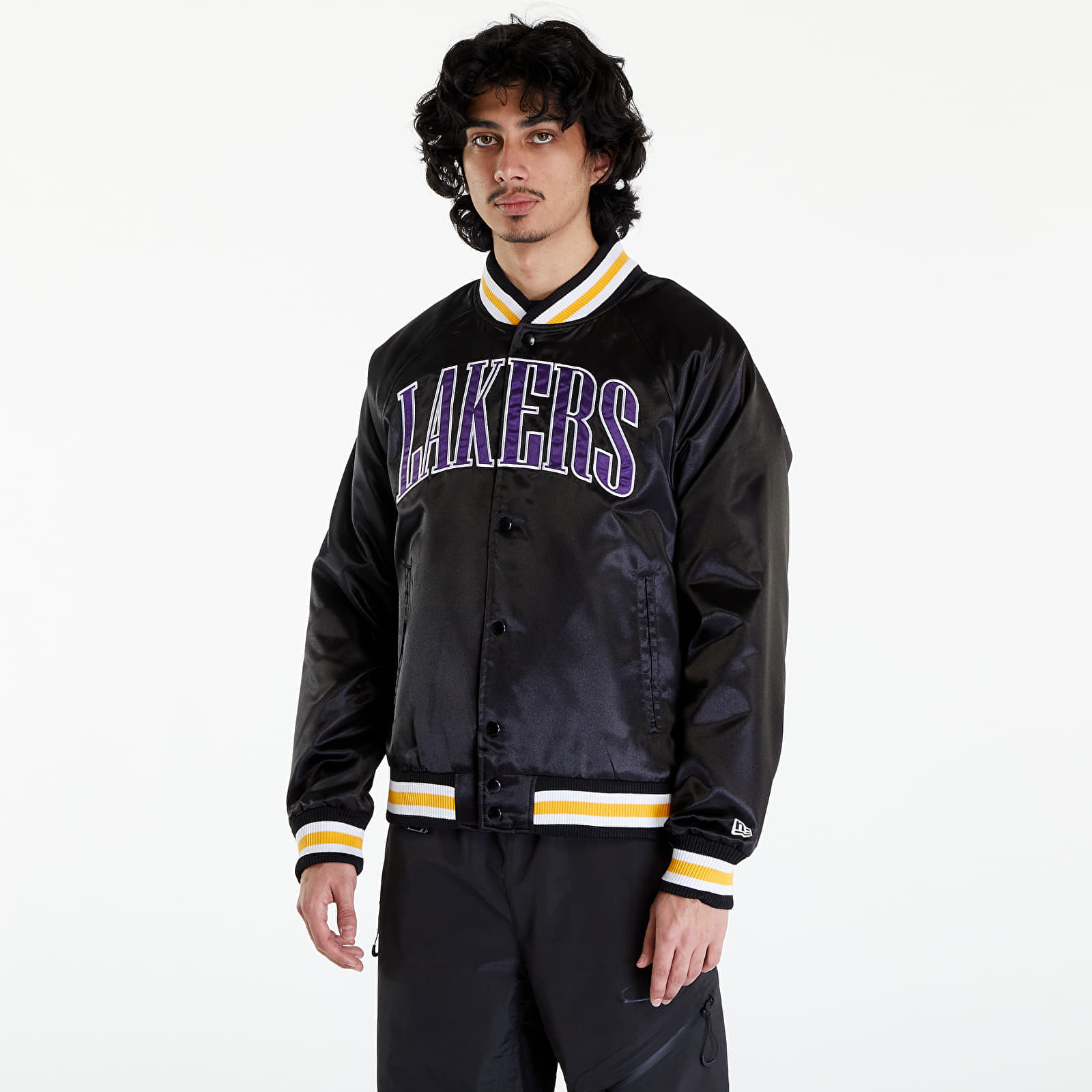 Levně New Era LA Lakers NBA Applique Satin Bomber Jacket UNISEX Black/ True Purple