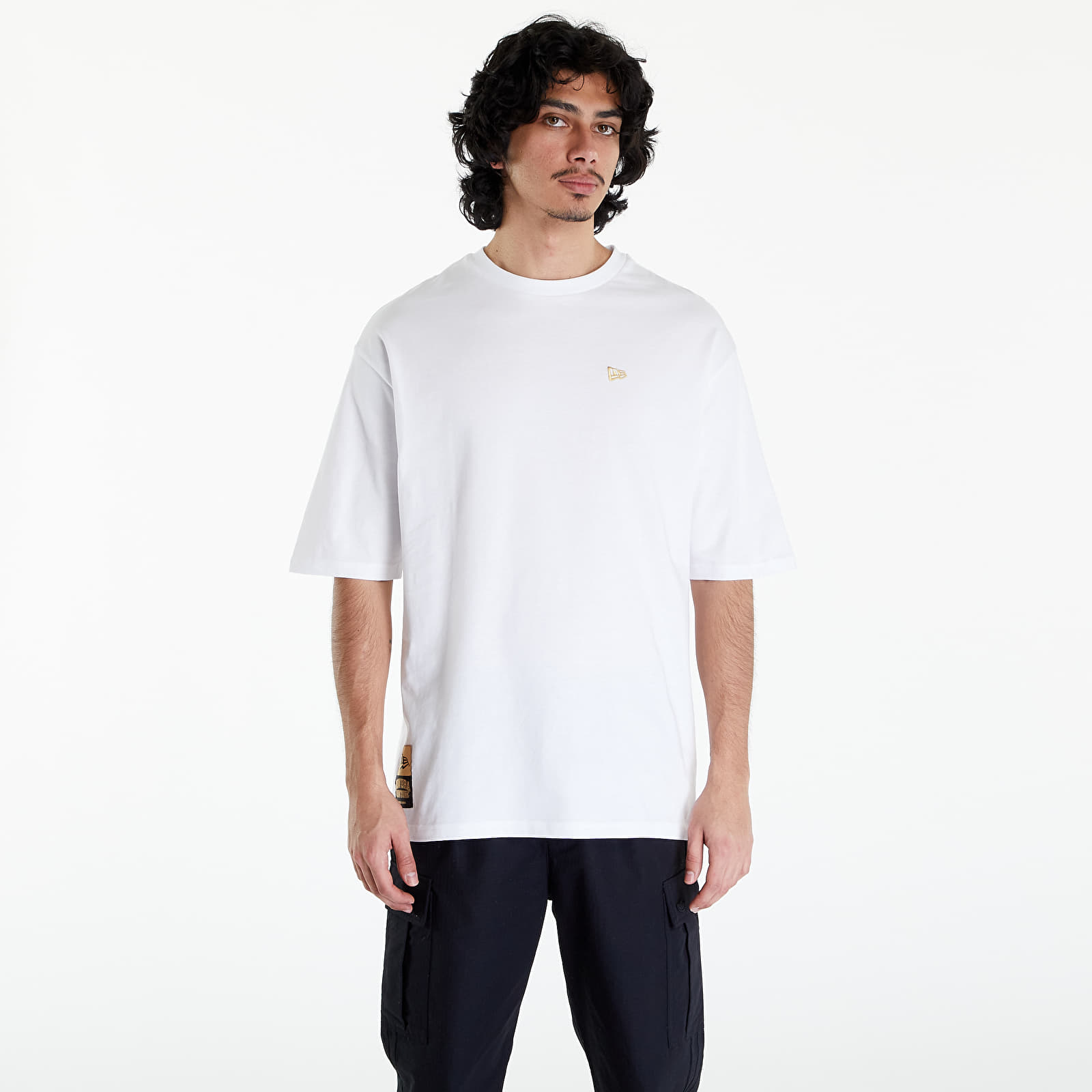 T-paidat New Era Sticker OS Tee UNISEX White/ Metallic Gold