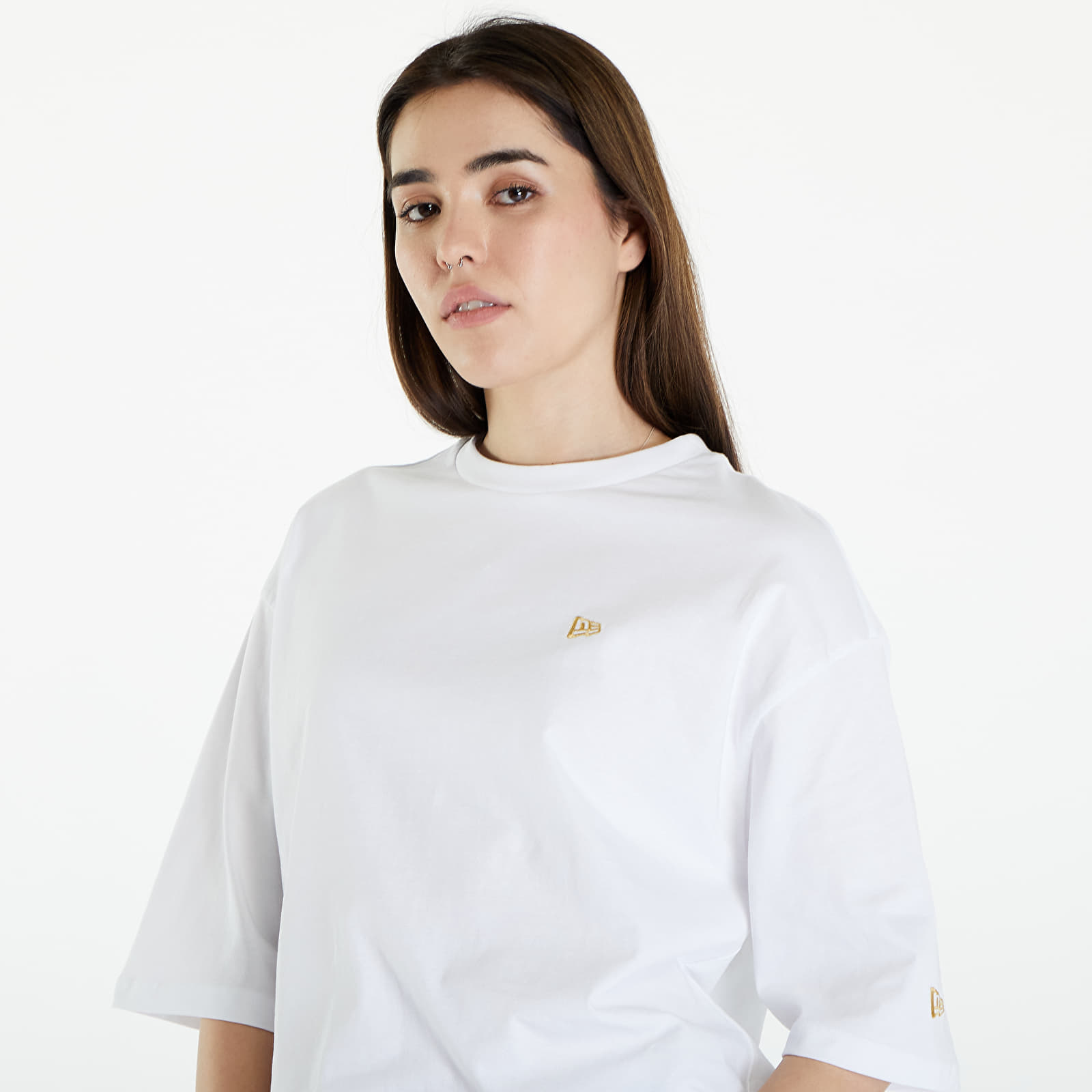 T-paidat New Era Sticker OS Tee UNISEX White/ Metallic Gold