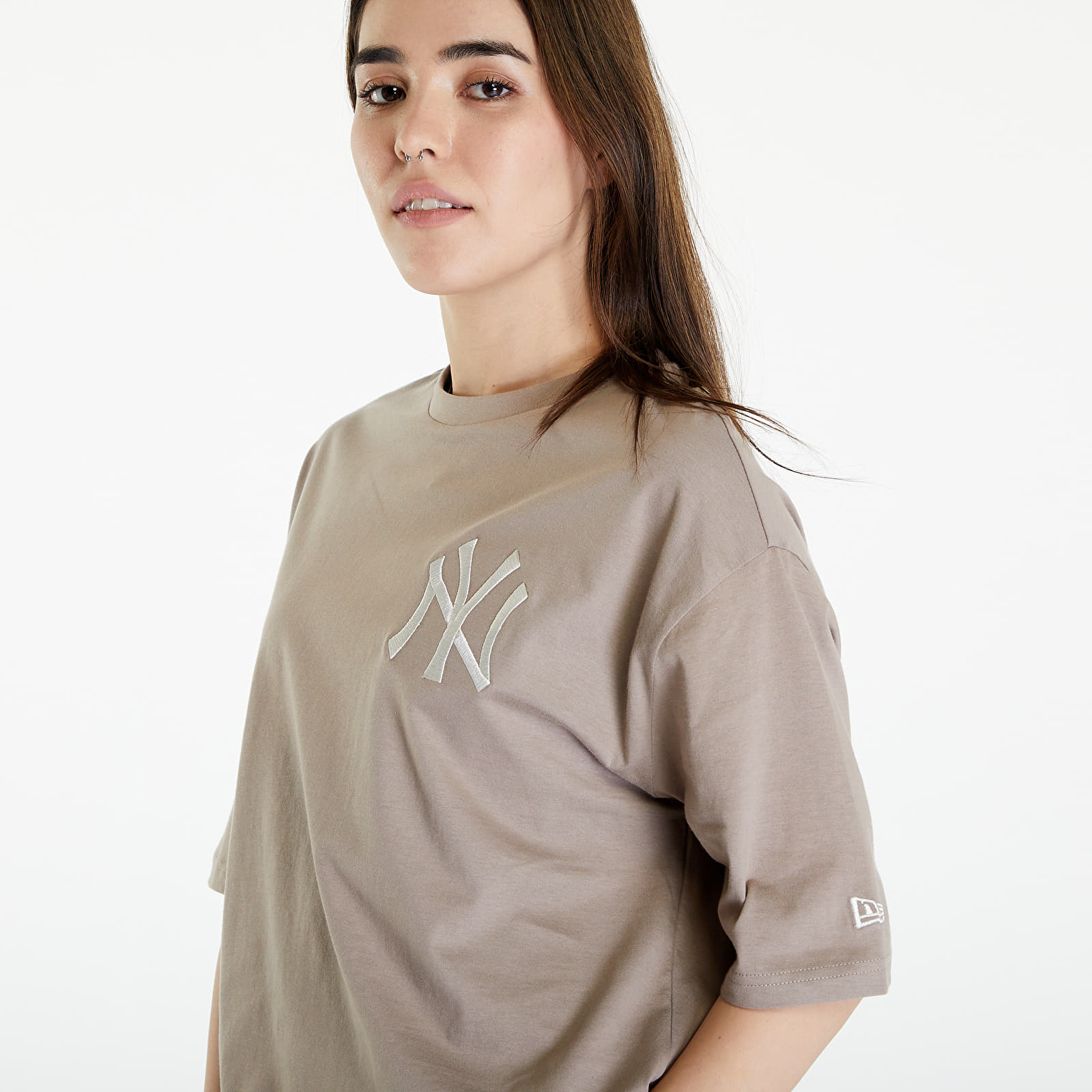Koszulki New Era MLB League Essentials LC OS Tee New York Yankees UNISEX Ash Brown/ Off White