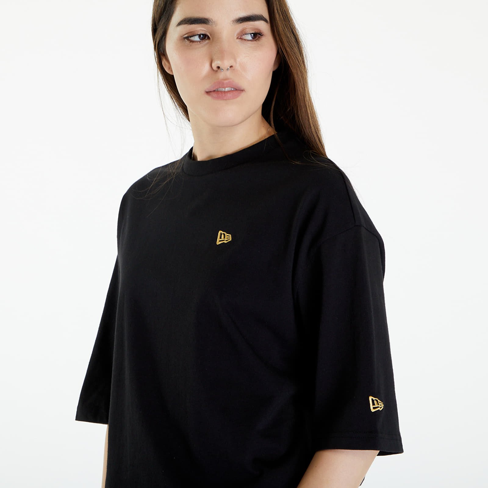 T-paidat New Era Sticker OS Tee UNISEX Black/ Metallic Gold