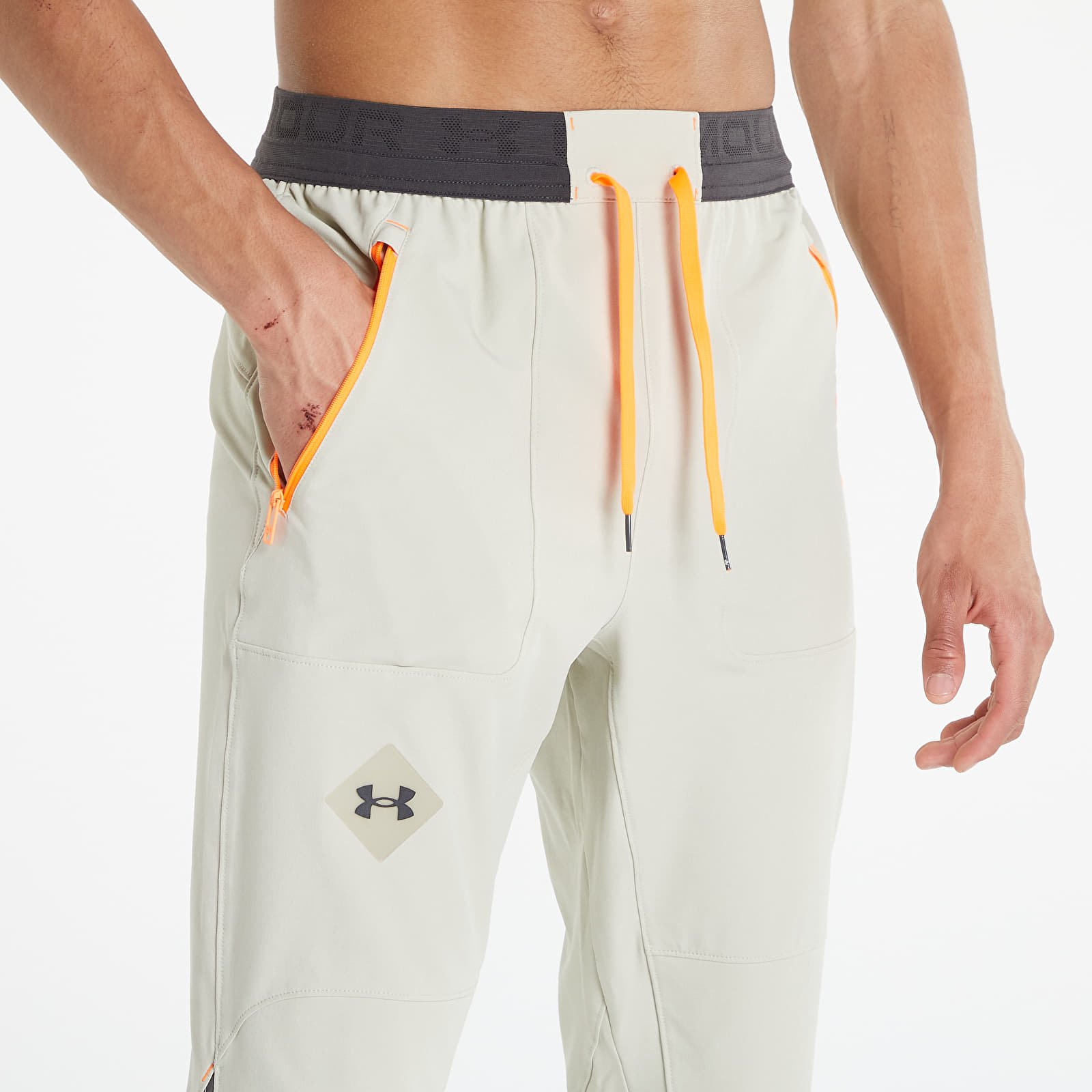 Zapatos under shop armour beige jeans