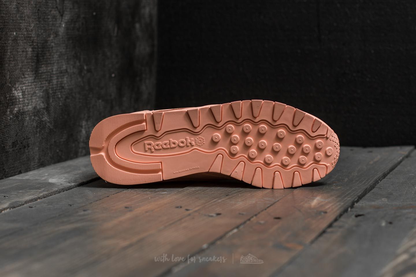 Încălțăminte și sneakerși pentru femei Reebok Classic Leather L Grit-Peach Twist/ Sleek Met
