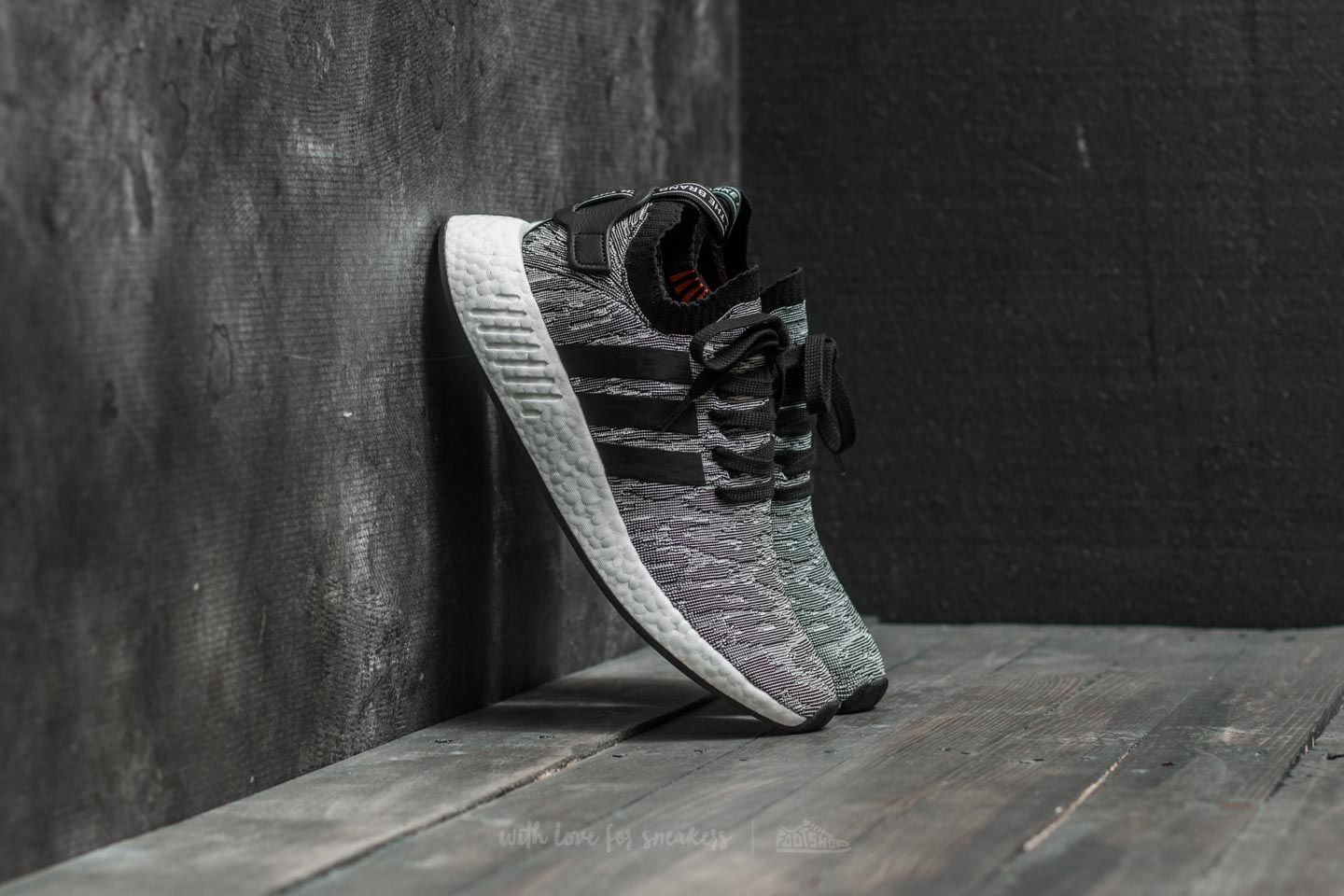Nmd r2 shop black and white