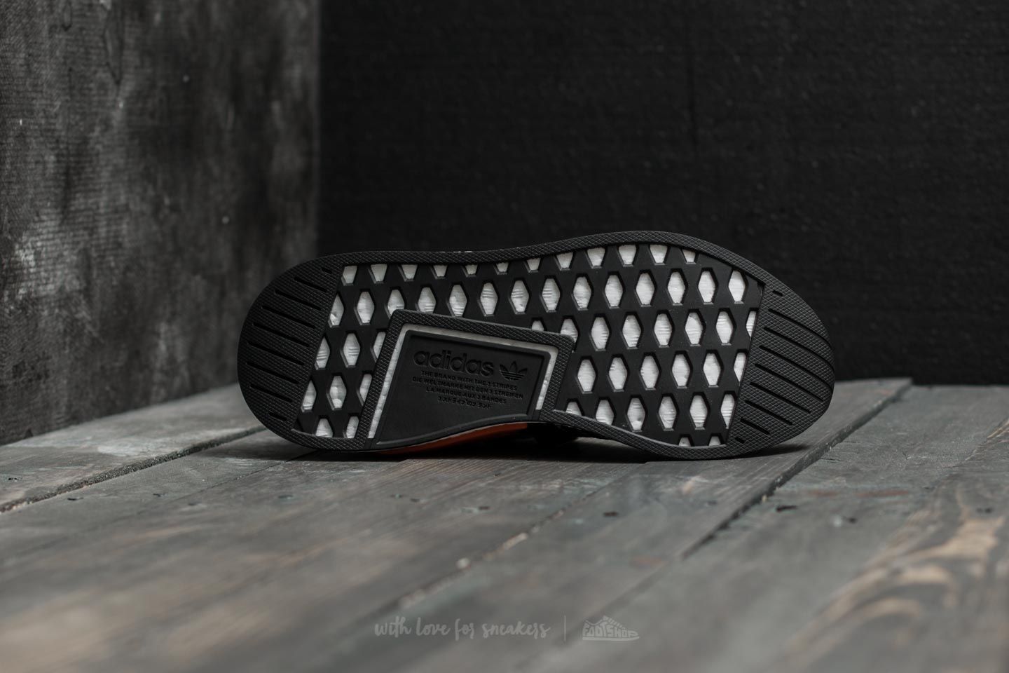 adidas gazelle silver green womens Adidas NMD R2 Primeknit White Black main image 1
