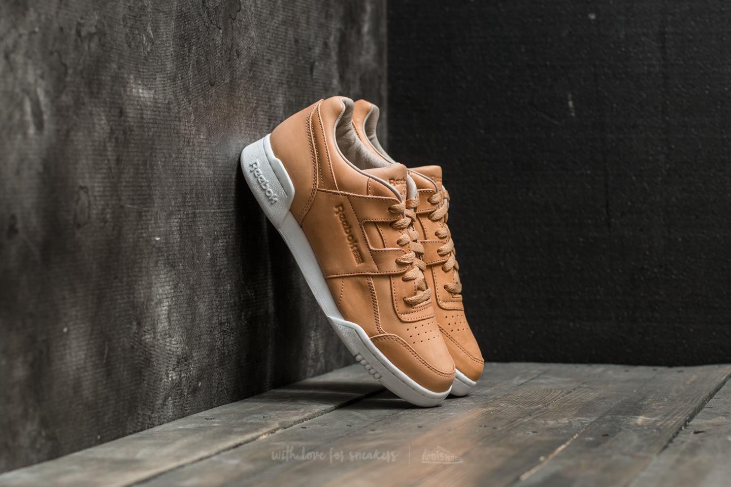 Reebok workout mens best sale brown