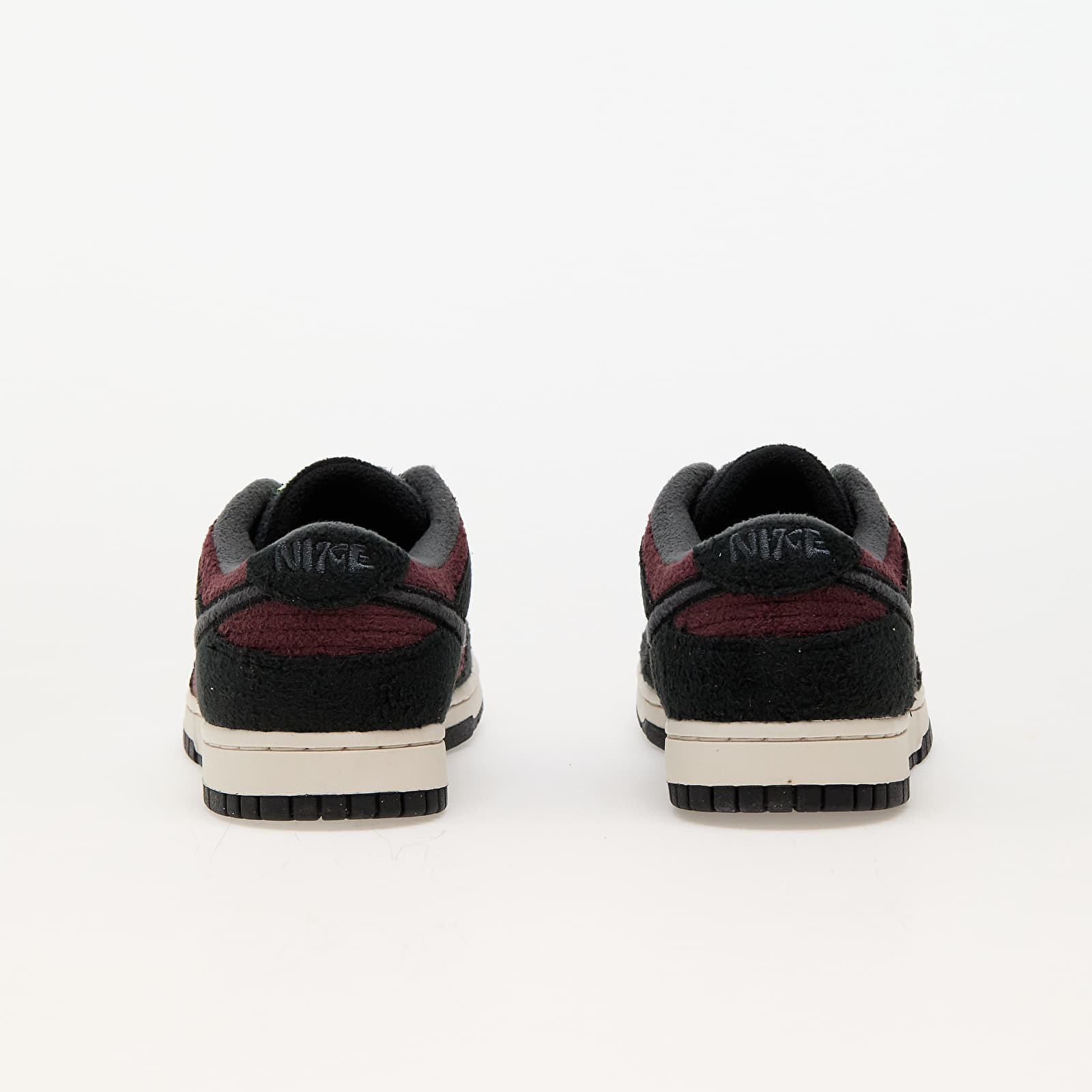 Γυναικεία παπούτσια Nike W Dunk Low SE Burgundy Crush/ Dk Smoke Grey-Black-White