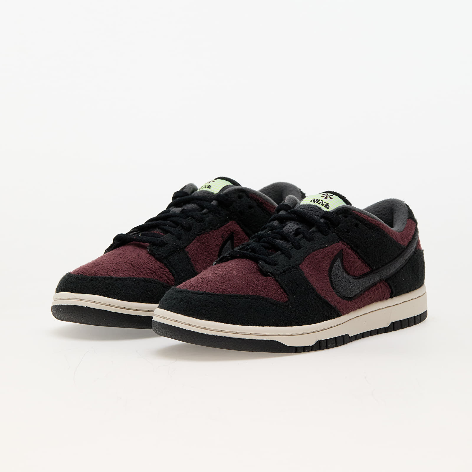 Γυναικεία παπούτσια Nike W Dunk Low SE Burgundy Crush/ Dk Smoke Grey-Black-White