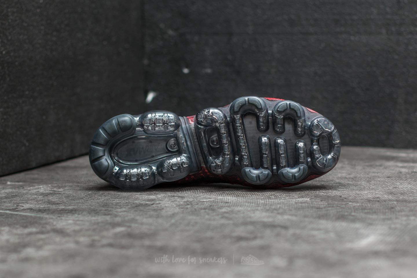 Off white vapormax black sale bottom