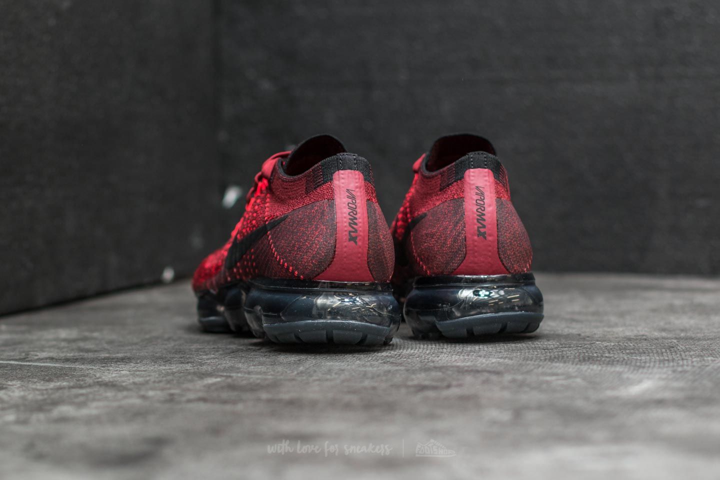 Air vapormax flyknit hot sale red and black