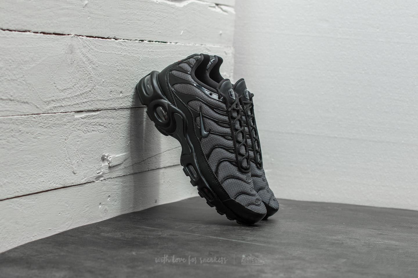 Chaussures et baskets femme Nike Wmns Air Max Plus Black Dark Grey Black Footshop