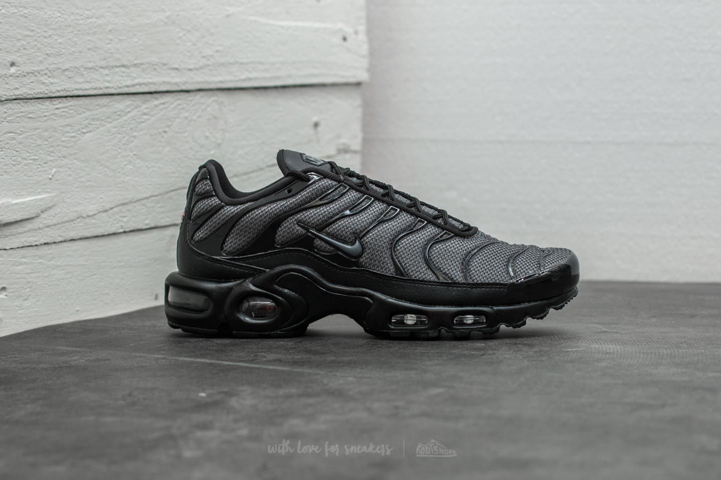 Women s shoes Nike Wmns Air Max Plus Black Dark Grey Black Footshop