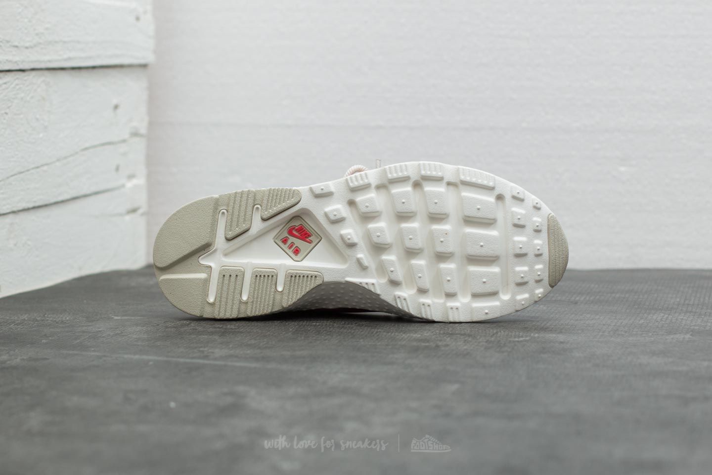 Women's shoes Nike Wmns Air Huarache Run Ultra Light Orewood Brown/ Siren Red-Sail