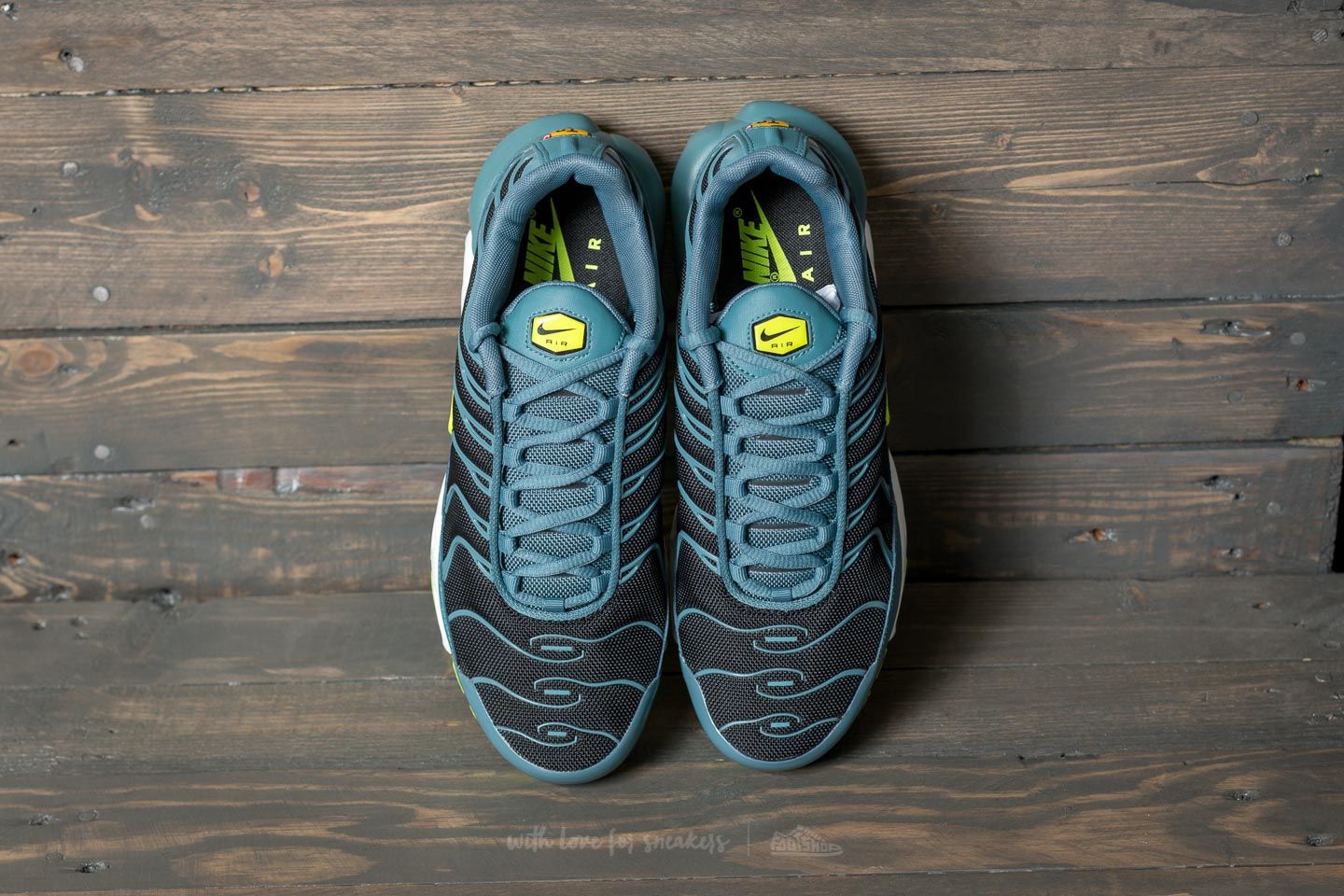 Herren Sneaker und Schuhe Nike Air Max Plus Black/ Volt-Iced Jade-White