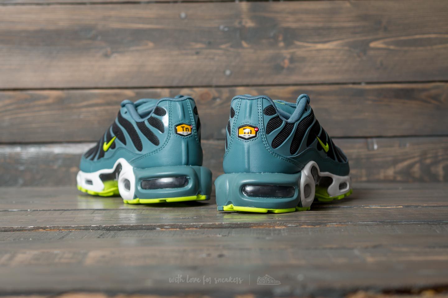 Herren Sneaker und Schuhe Nike Air Max Plus Black/ Volt-Iced Jade-White