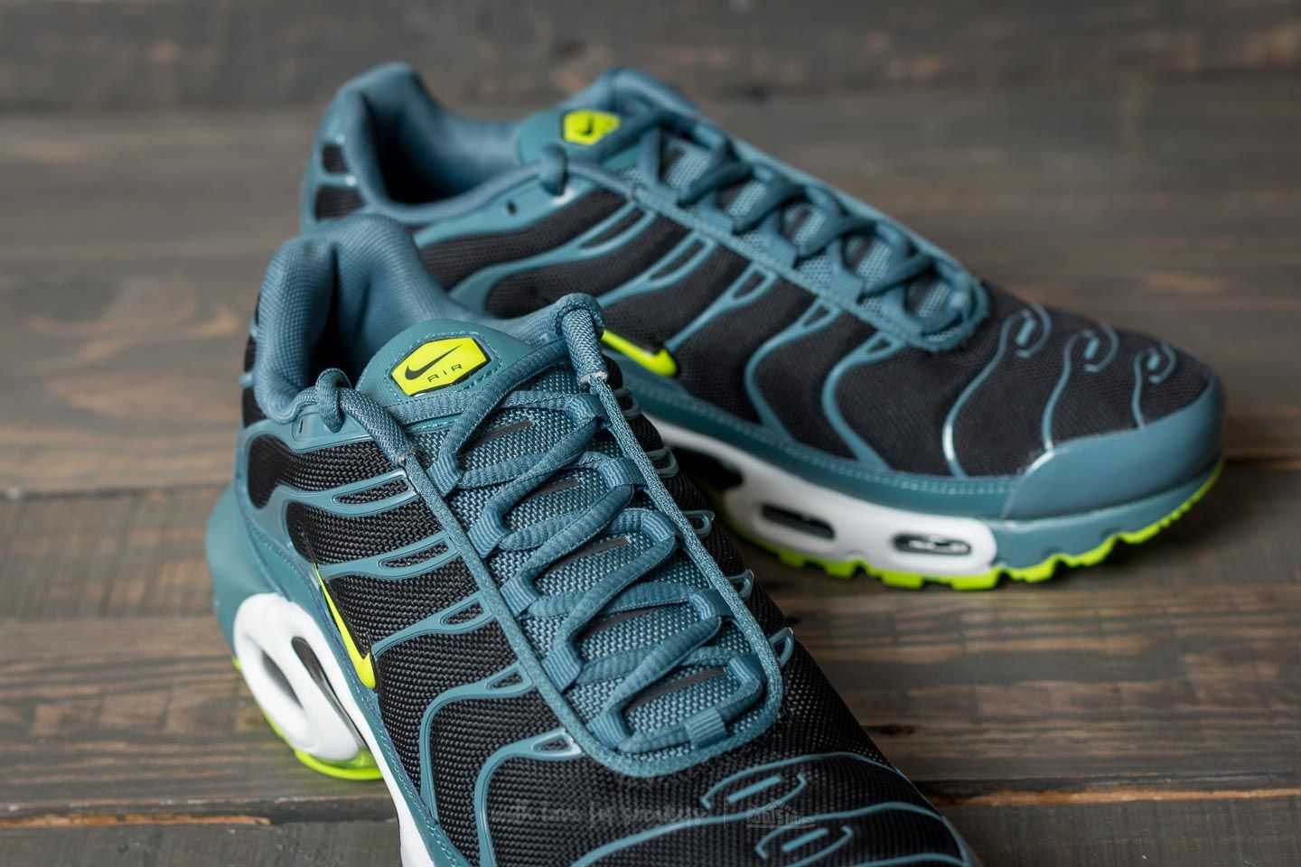 Herren Sneaker und Schuhe Nike Air Max Plus Black/ Volt-Iced Jade-White