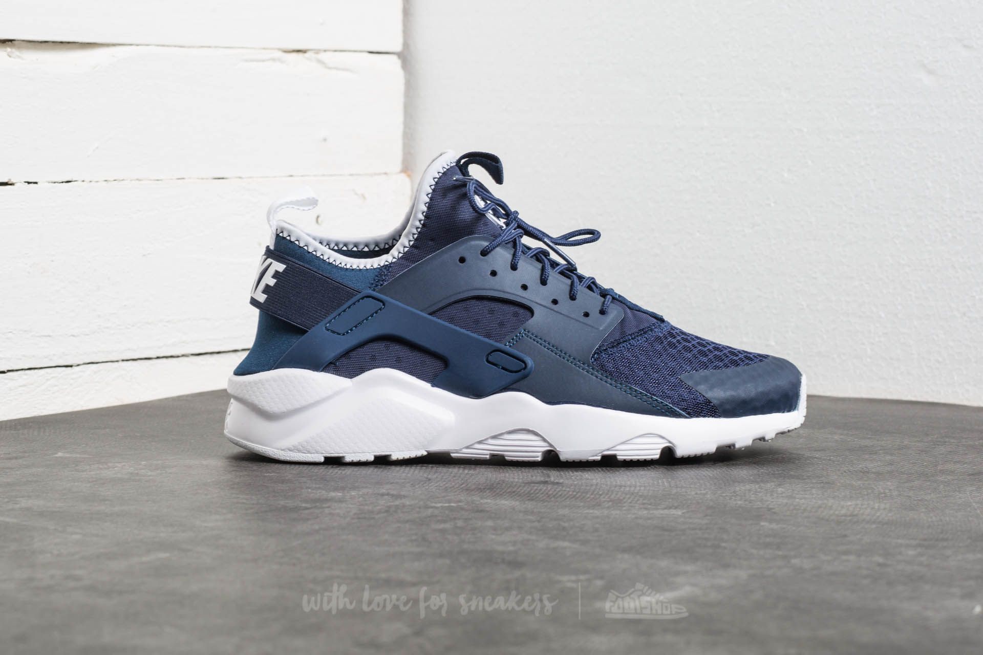 Air huarache run ultra trainer navy / white 2025