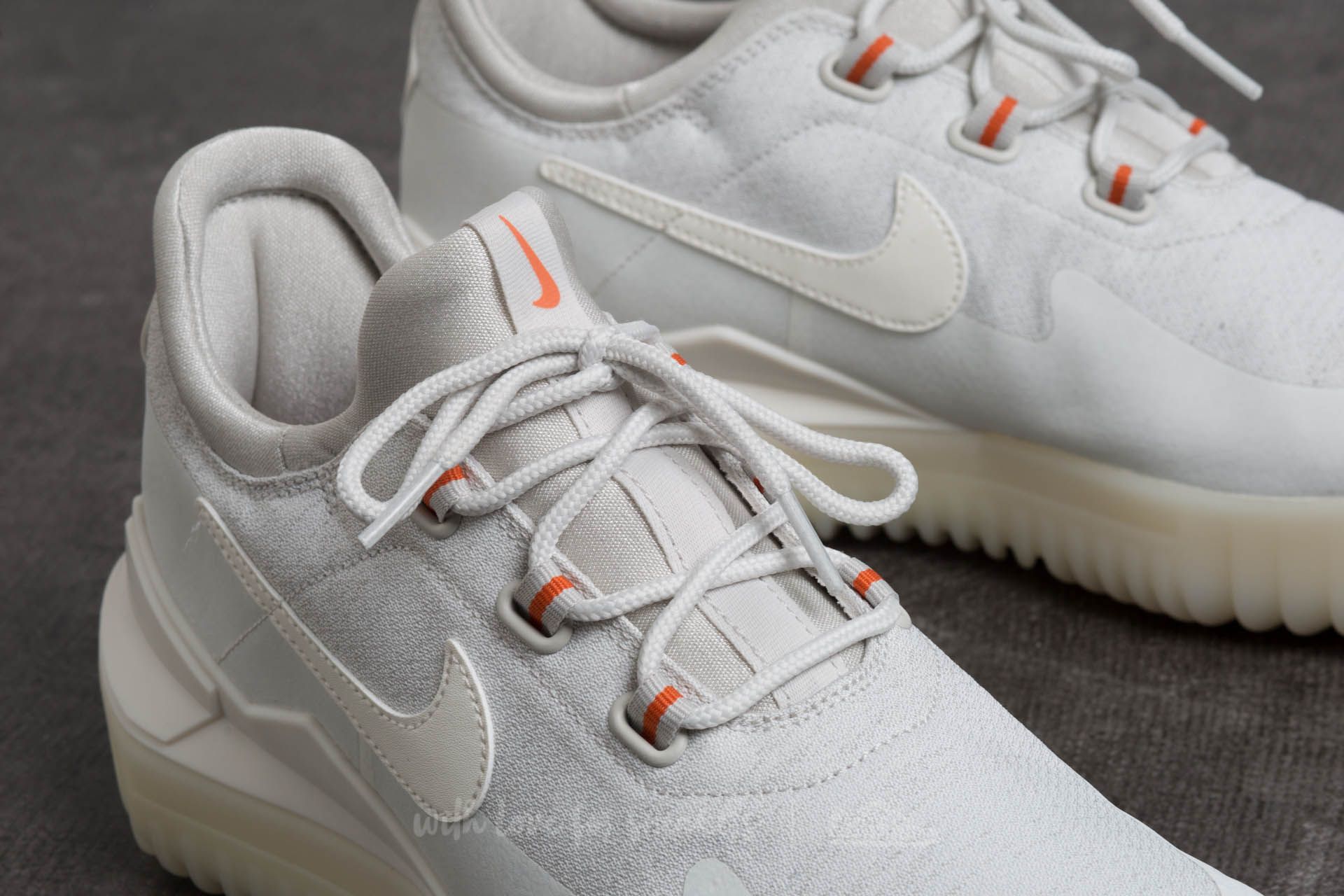 Nike air wild light bone outlet
