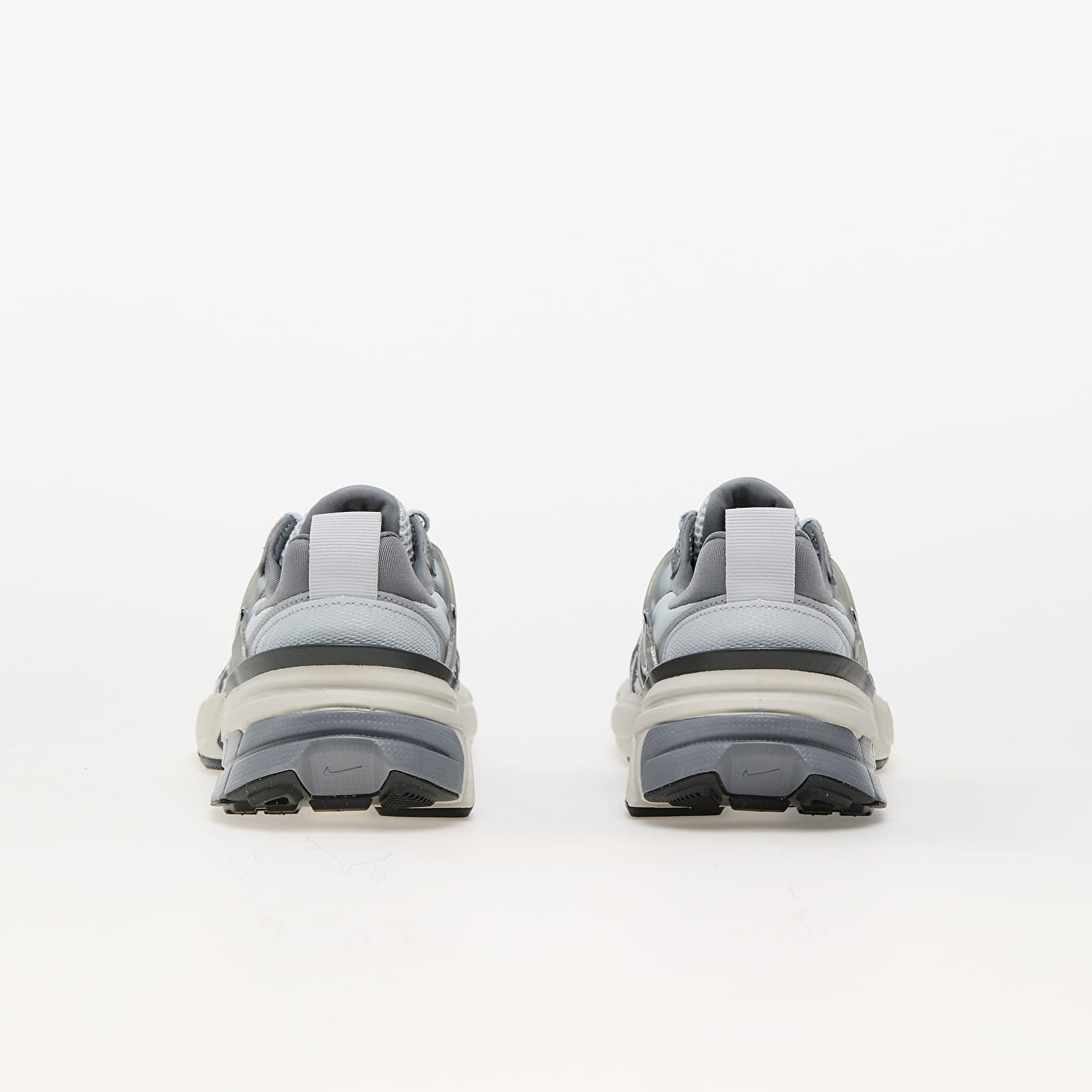 Damen Sneaker und Schuhe Nike W V2K Run Pure Platinum/ Mtlc Cool Grey-Wolf Grey