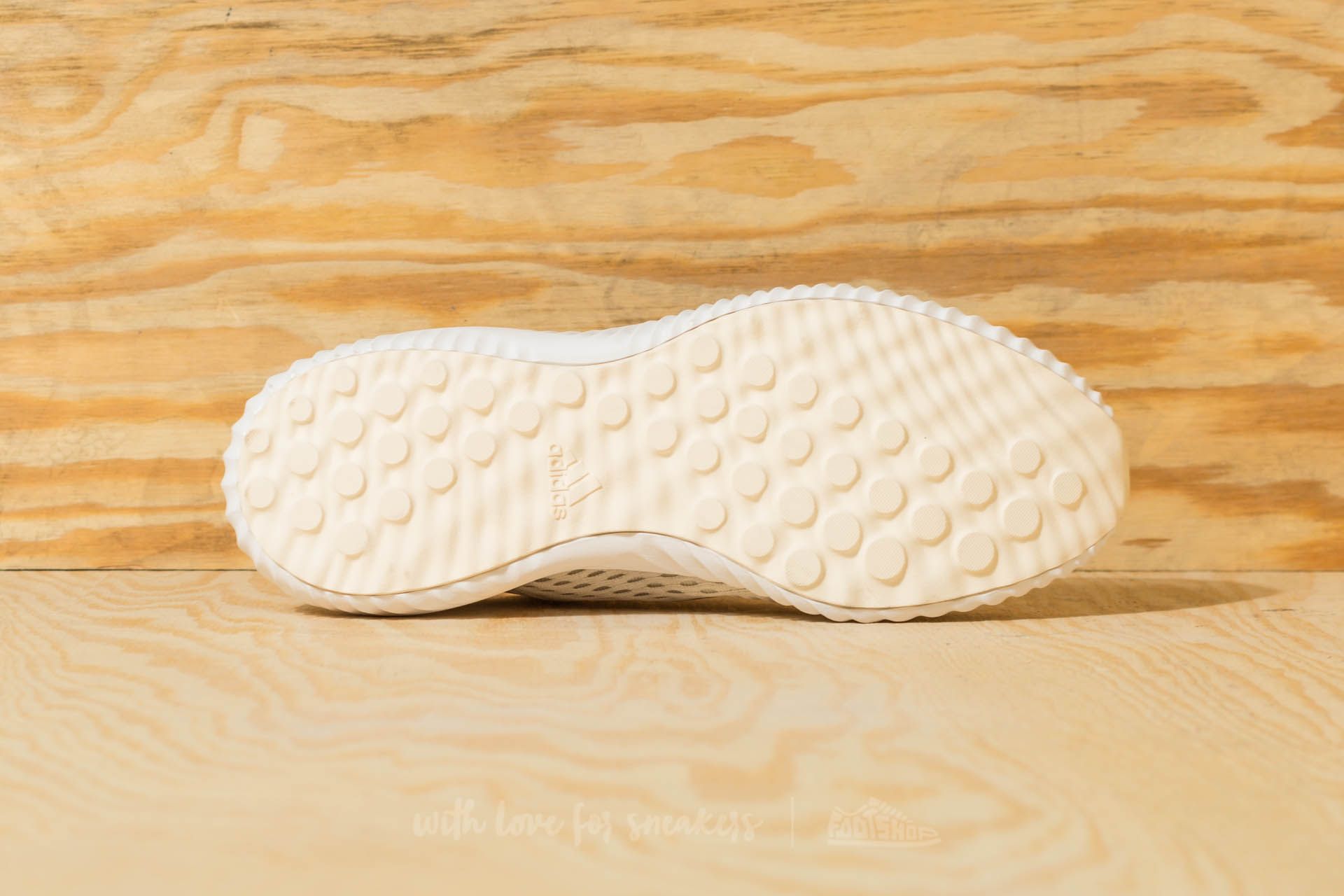 Alphabounce em chalk white 2025